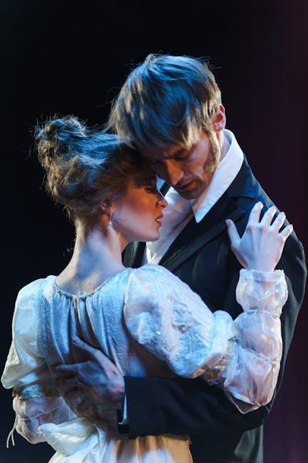 Il_personaggio_di_Leonard_Sharf_e_la_sua_relazione_con_Reenie_PEznIKYasc - Confidenze24 Source: cottonbro studio - pexels - Romantic theatrical moment with actors embracing onstage.