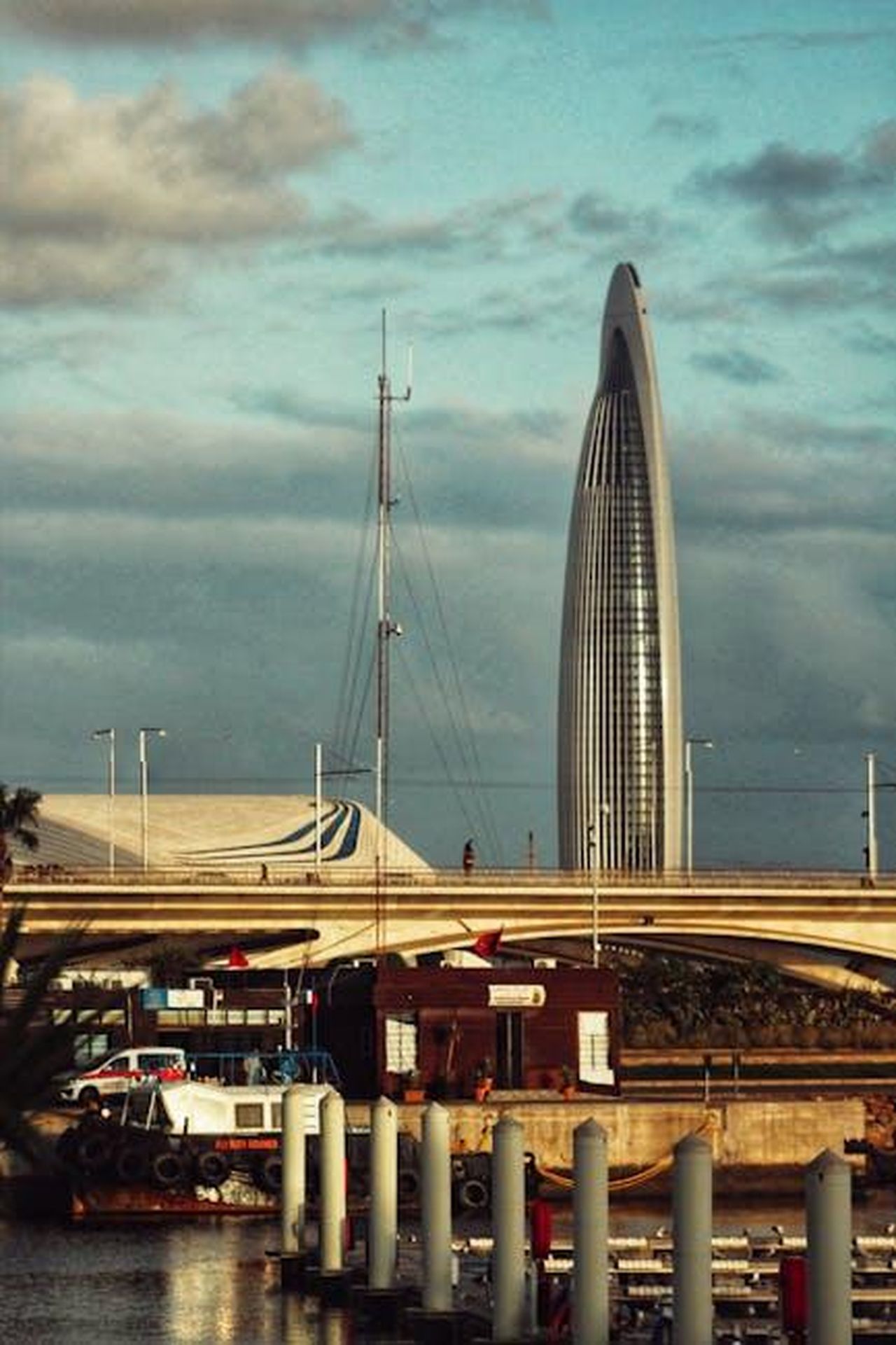 Il_piano_di_Chandauka_e_il_futuro_di_Sentebale_UaKfScgimz - Confidenze24 Source: yassir draka - pexels - Elegant skyscraper in a bustling cityscape with boats and bridge