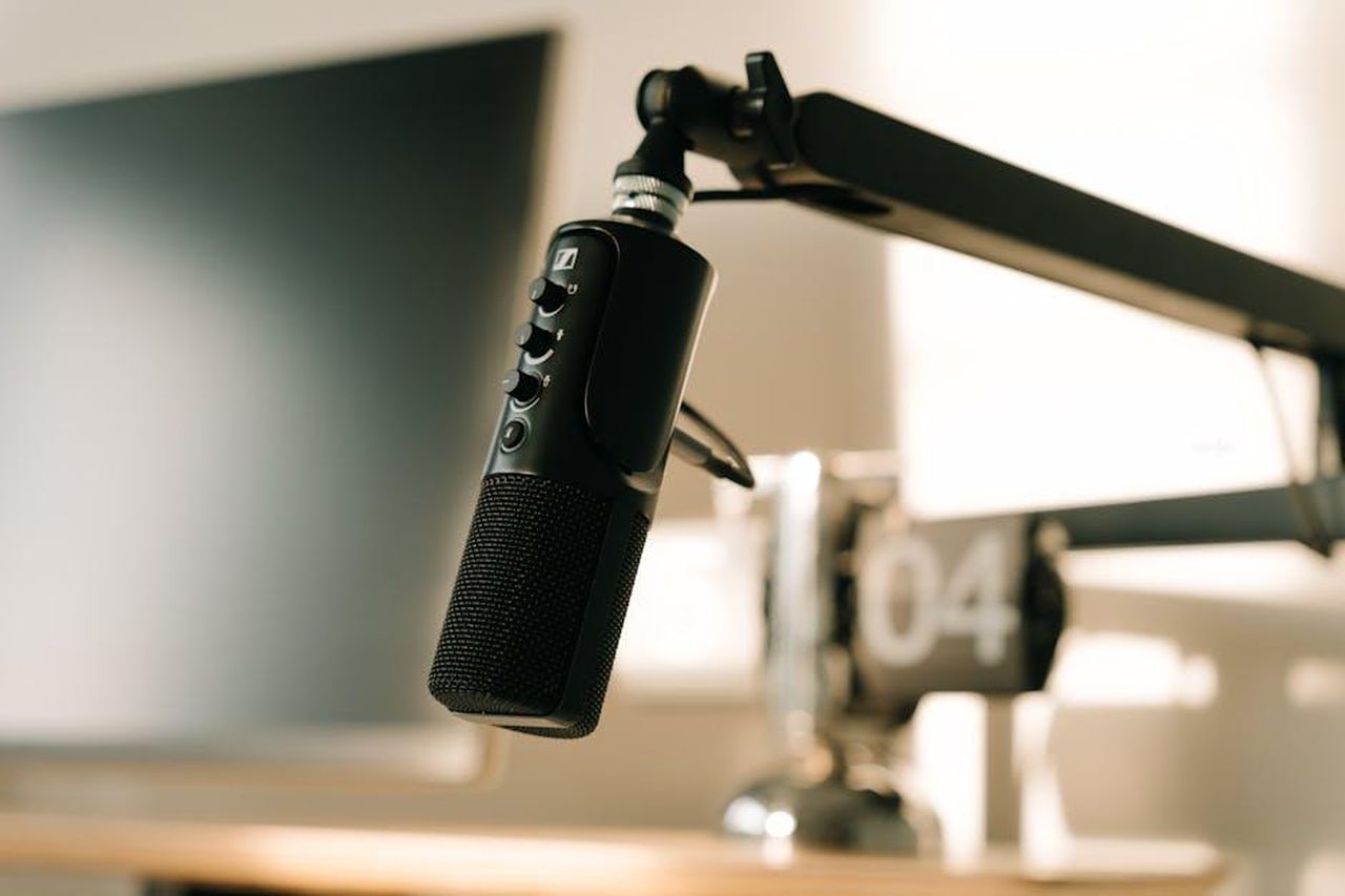 Il_podcast_di_Meghan_e_la_seconda_stagione_di_WLM_RkMAFGovQL - Confidenze24 Source: Alpha En - pexels - A studio microphone on a boom arm in soft, warm lighting, perfect for podcasts or voiceovers.