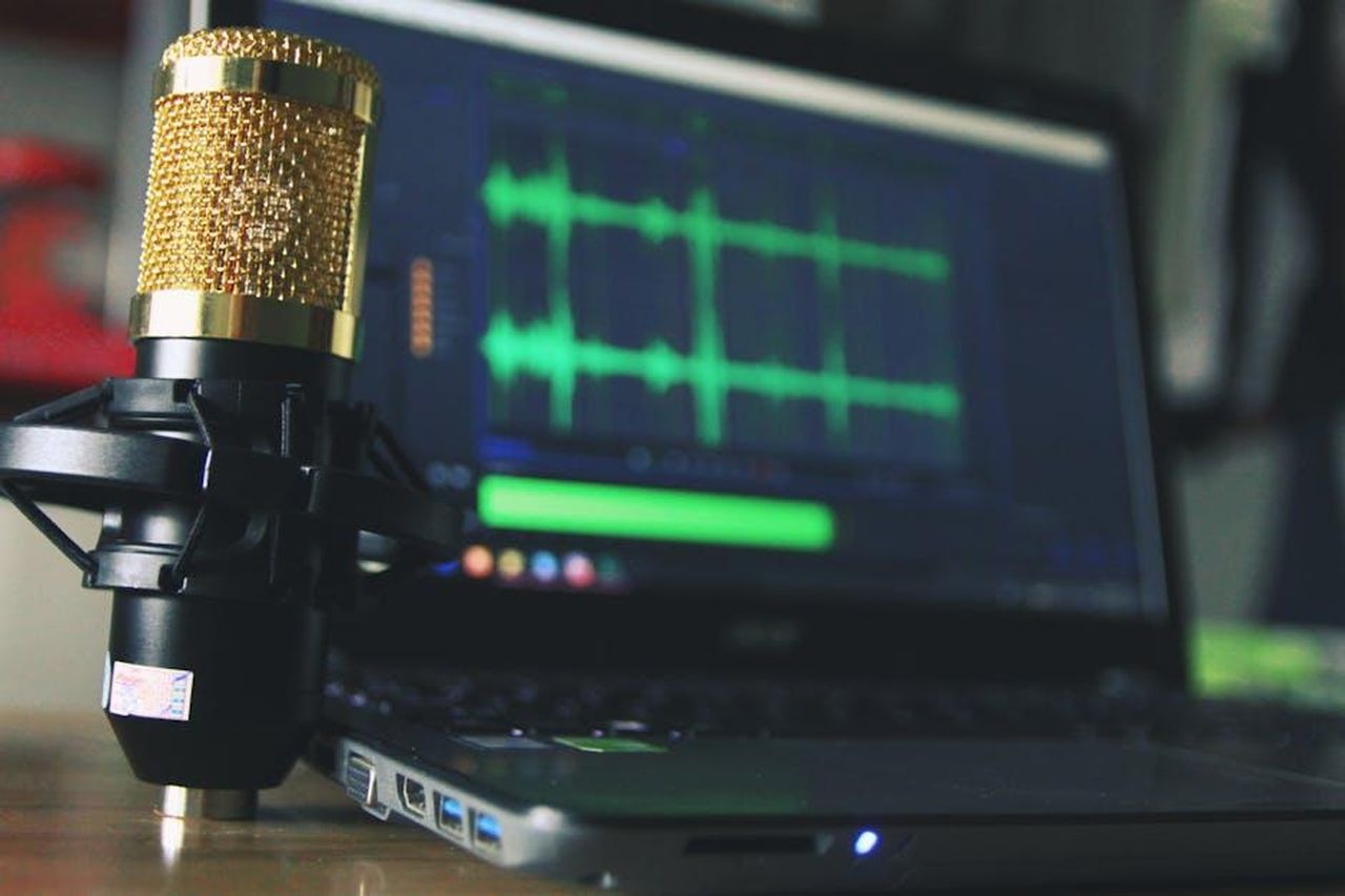Il_podcast_e_la_viralit_del_rumor_fnODgeR5Iw - Confidenze24 Source: Seej Nguyen - pexels - Close-up of a golden microphone and laptop used for audio editing.