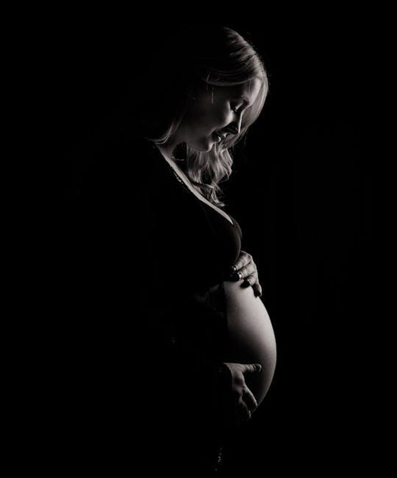 Il_primo_compleanno_da_mamma_di_Lily_Collins_D8aweJRhTh - Confidenze24 Source: Janko Ferlic - pexels - Striking monochrome image capturing the beauty and elegance of pregnancy.