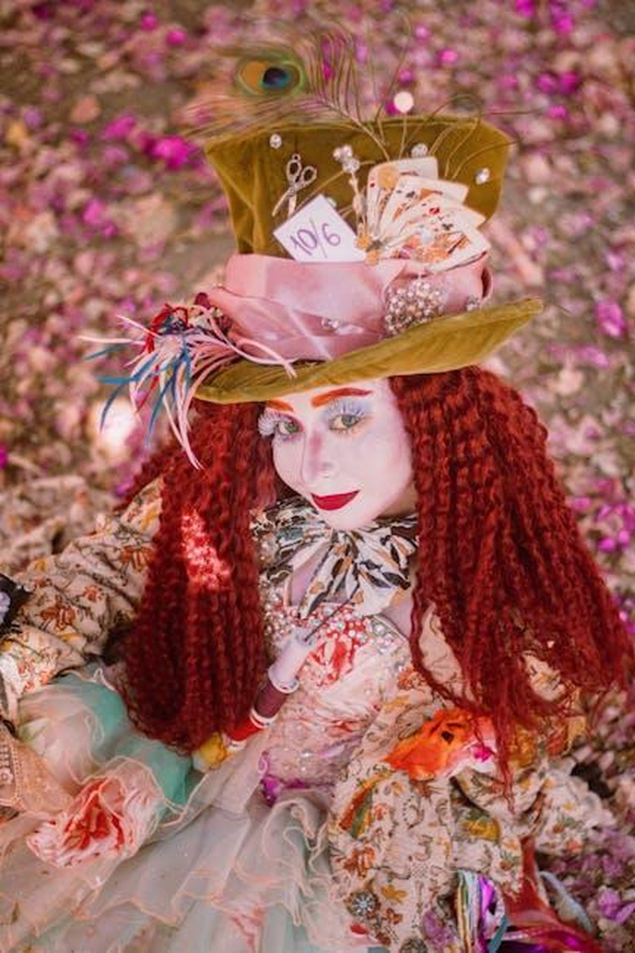 Il_primo_film_dopo_sei_anni_G7upCWv6aG - Confidenze24 Source: Osvaldo Samuel Rendon - pexels - Vibrant Mad Hatter cosplay with intricate hat and colorful attire in a park setting.