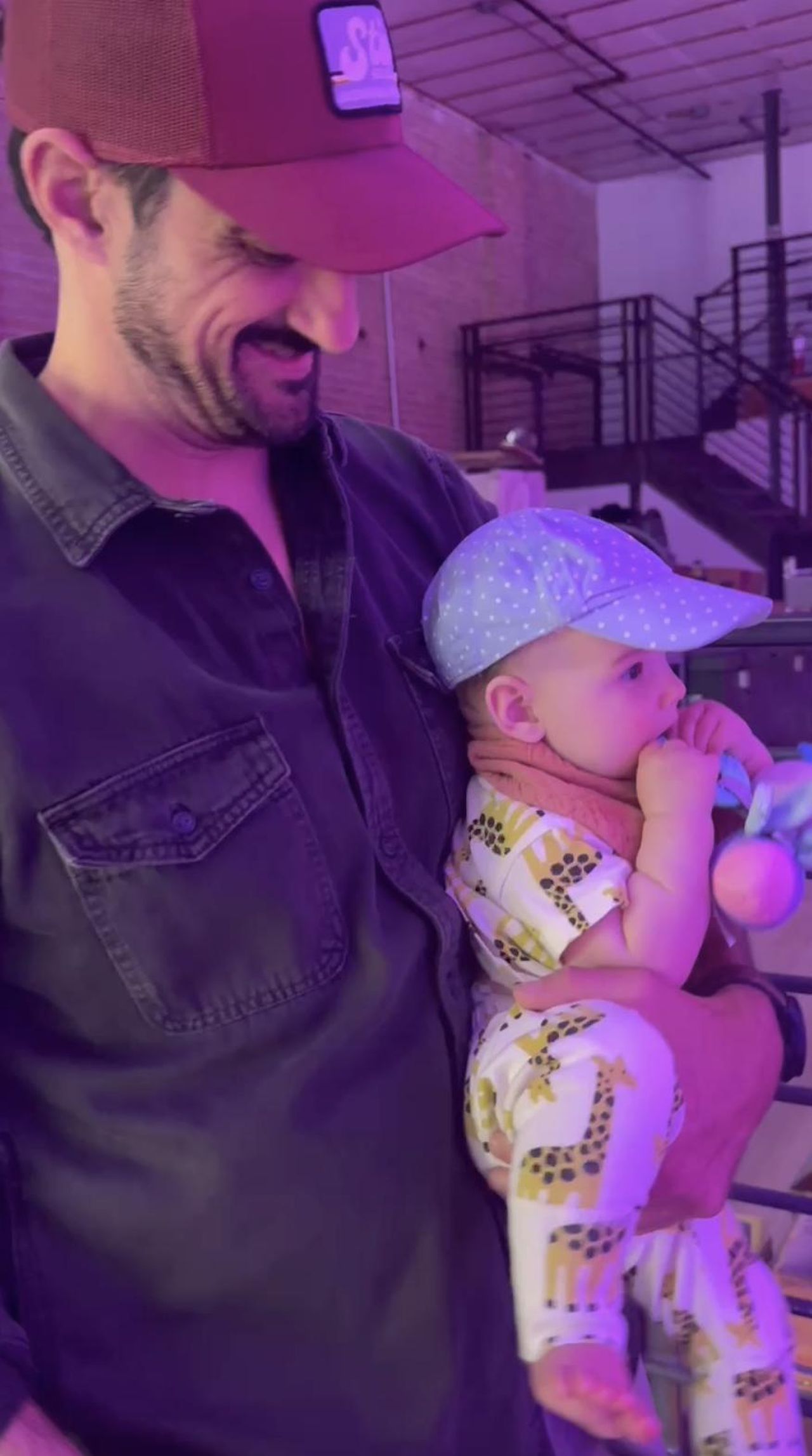 Il_primo_giorno_di_lavoro_di_Skylar_con_mamma_Emma_RTdVJgOuG1 - Confidenze24 Source: SheKnows/SHE Media - - Dave Clark e Skylar