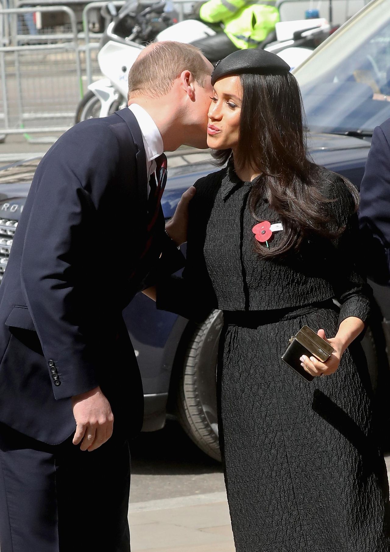 Il_problema_degli_abbracci_DJMEP0KPEf - Confidenze24 Source: Chris Jackson/Getty Images - Getty Images - Meghan Markle e il Principe William durante un servizio commemorativo