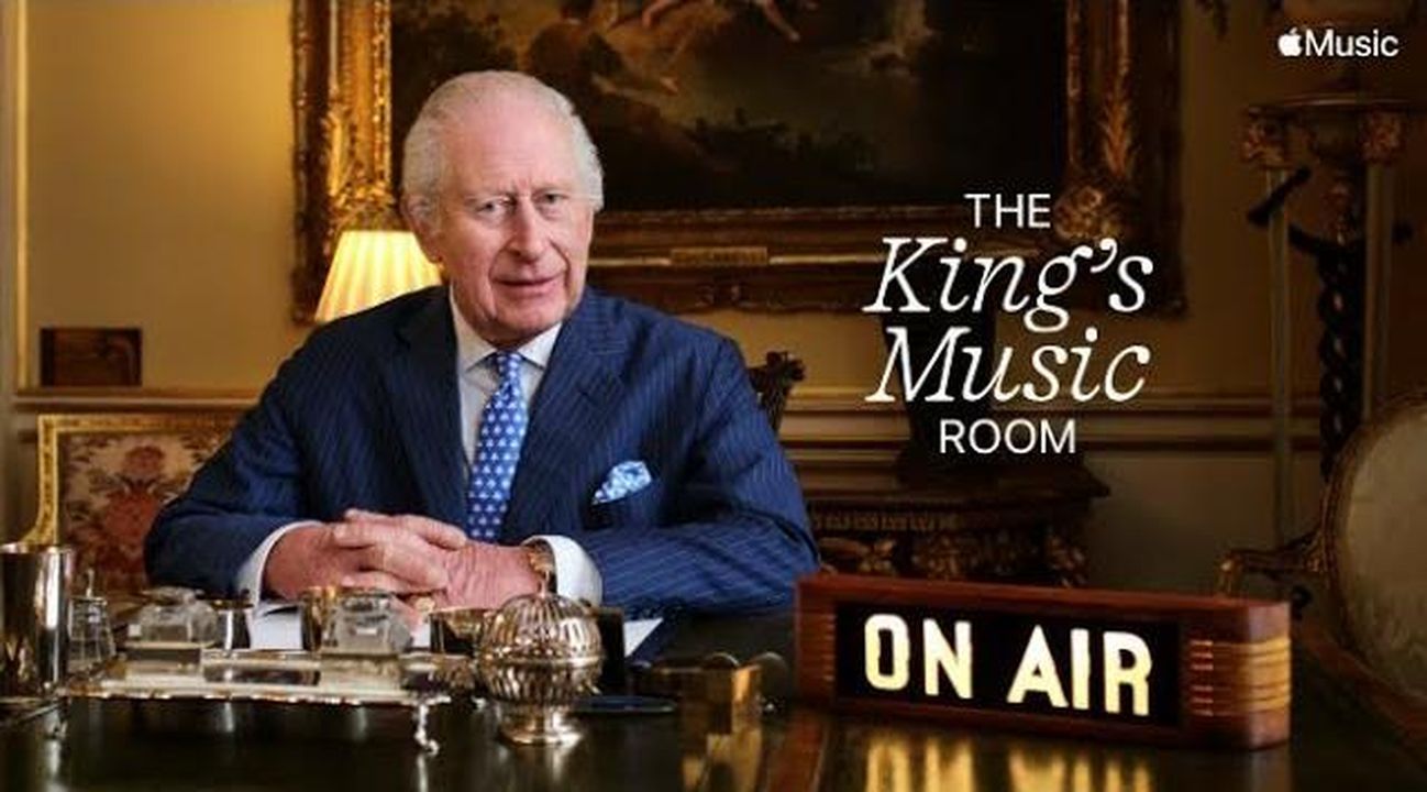 Il_programma_The_Kings_Music_Room_di_Re_Carlo_7kppGhtb7i - Confidenze24 Il programma 'The King’s Music Room' di Re Carlo Re Carlo mentre ascolta musica