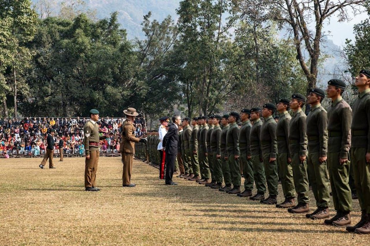 Il_protocollo_reale_e_luso_dei_cognomi_YdIHcQ2lTB - Confidenze24 Source: Mick Latter - pexels - Gurkha soldiers participating in an official military parade in Pokhara, Nepal.