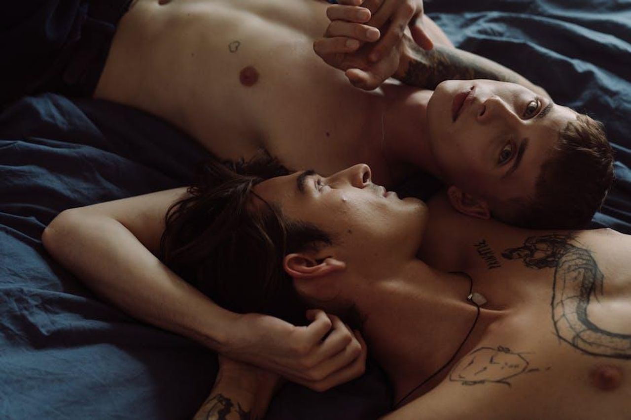 Il_rapporto_tra_Danny_e_Baez_in_Blue_Bloods_TOyHTpIFeM - Confidenze24 Source: cottonbro studio - pexels - Two tattooed men embracing intimately in a bedroom setting.