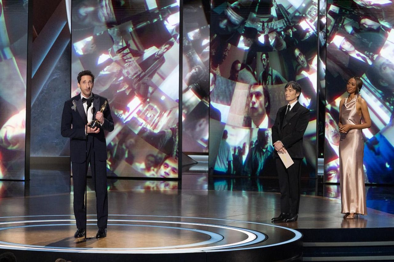 Il_record_di_Adrien_Brody_agli_Oscar_2025_RjJDIxLYmY - Confidenze24 Il record di Adrien Brody agli Oscar 2025 Adrien Brody sul palco degli Oscar