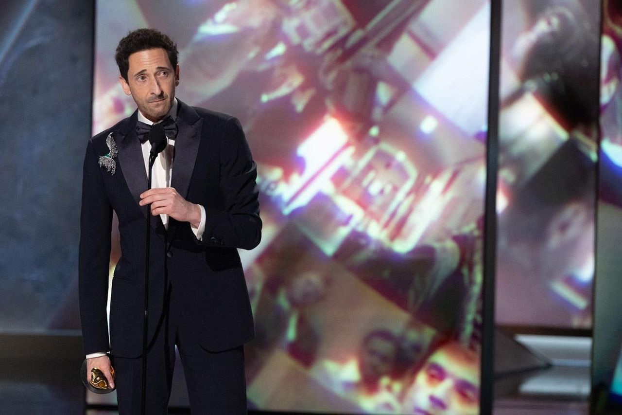 Il_record_di_Adrien_Brody_agli_Oscar_2025_xaaZRtFTtk - Confidenze24 Il record di Adrien Brody agli Oscar 2025 Adrien Brody durante il suo discorso agli Oscar
