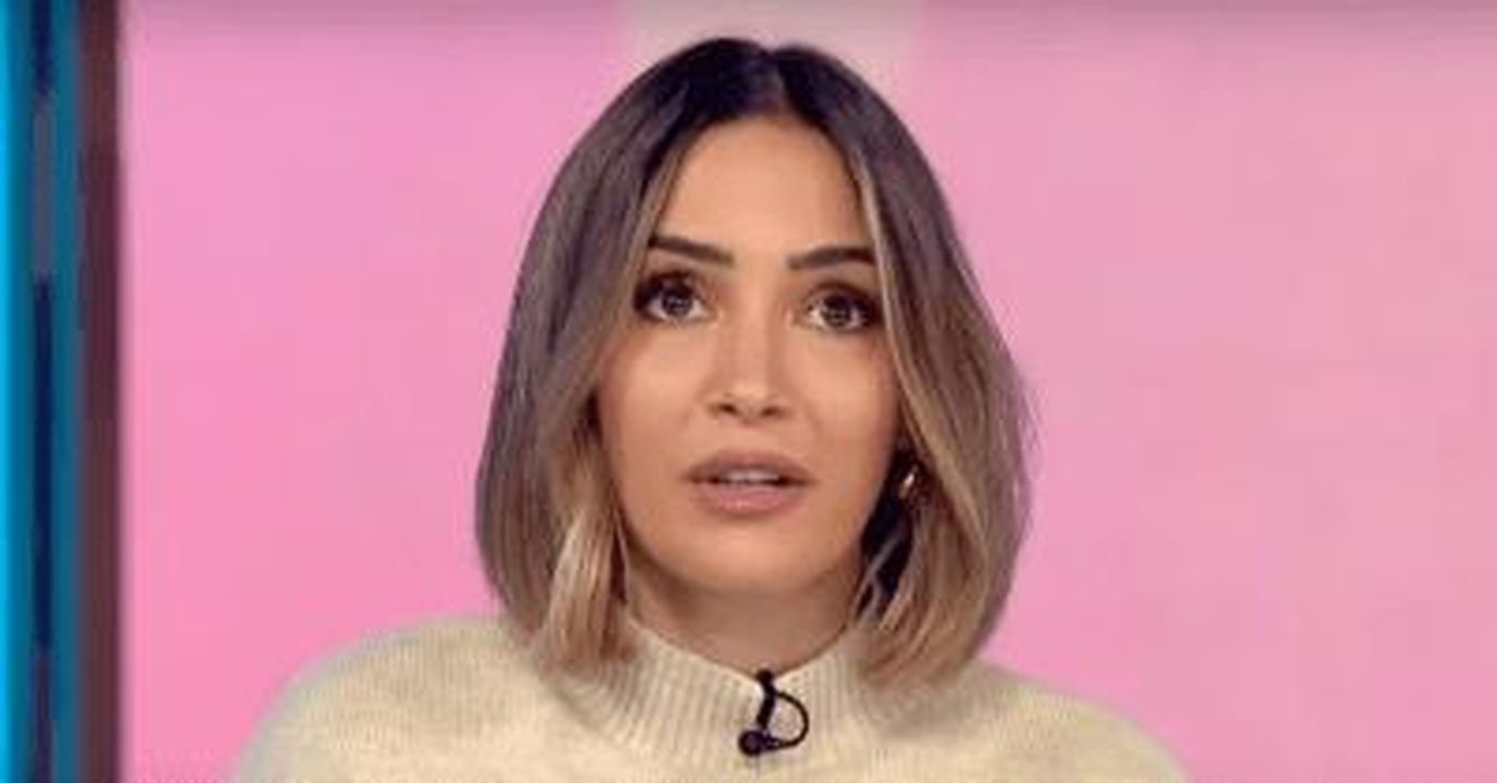 Il_regalo_di_Carter_per_Frankie_8gOF82nFiN - Confidenze24 Source: ITV - - Frankie Bridge in un maglione chiaro