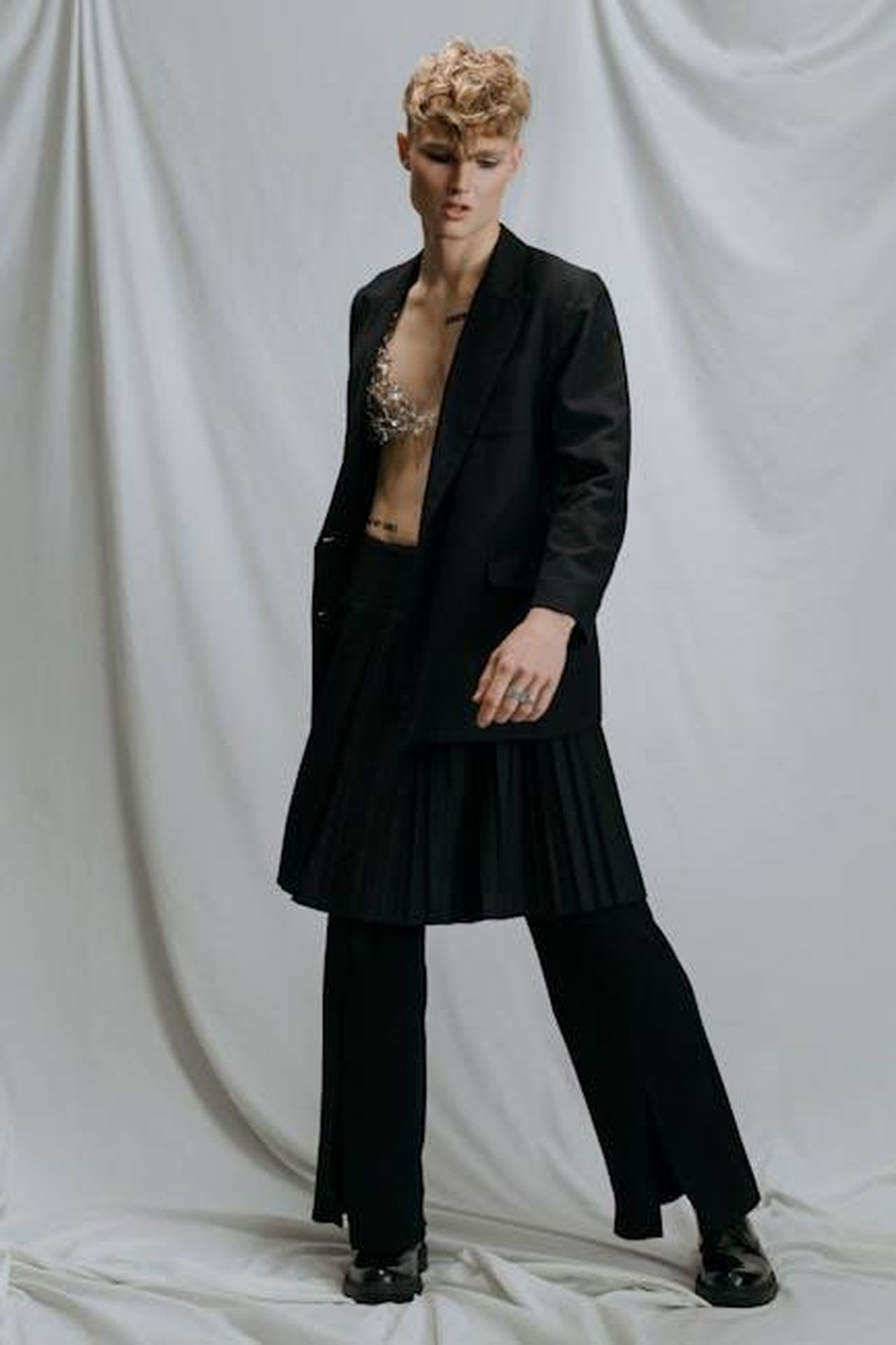 Il_ritorno_allo_stile_di_Kim_Kardashian_Ep1mi3EMyT - Confidenze24 Source: cottonbro studio - pexels - Stylish adult in black attire posing in a modern studio setting.