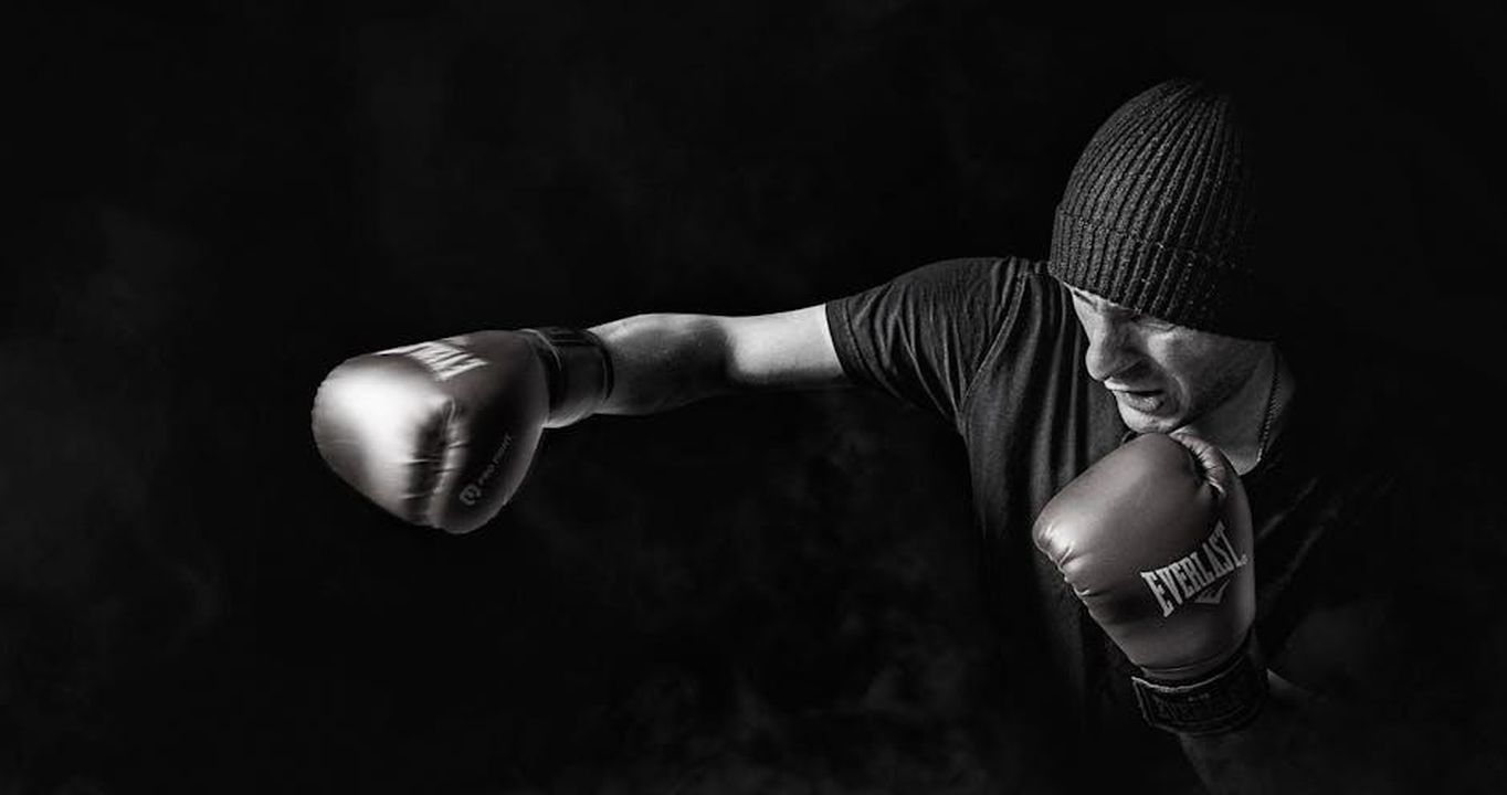 Il_ritorno_della_boxe_ai_Giochi_Olimpici_MK9EELXPKD - Confidenze24 Source: Pixabay - pexels - A powerful black and white image of a boxer throwing a punch, showcasing strength and focus.