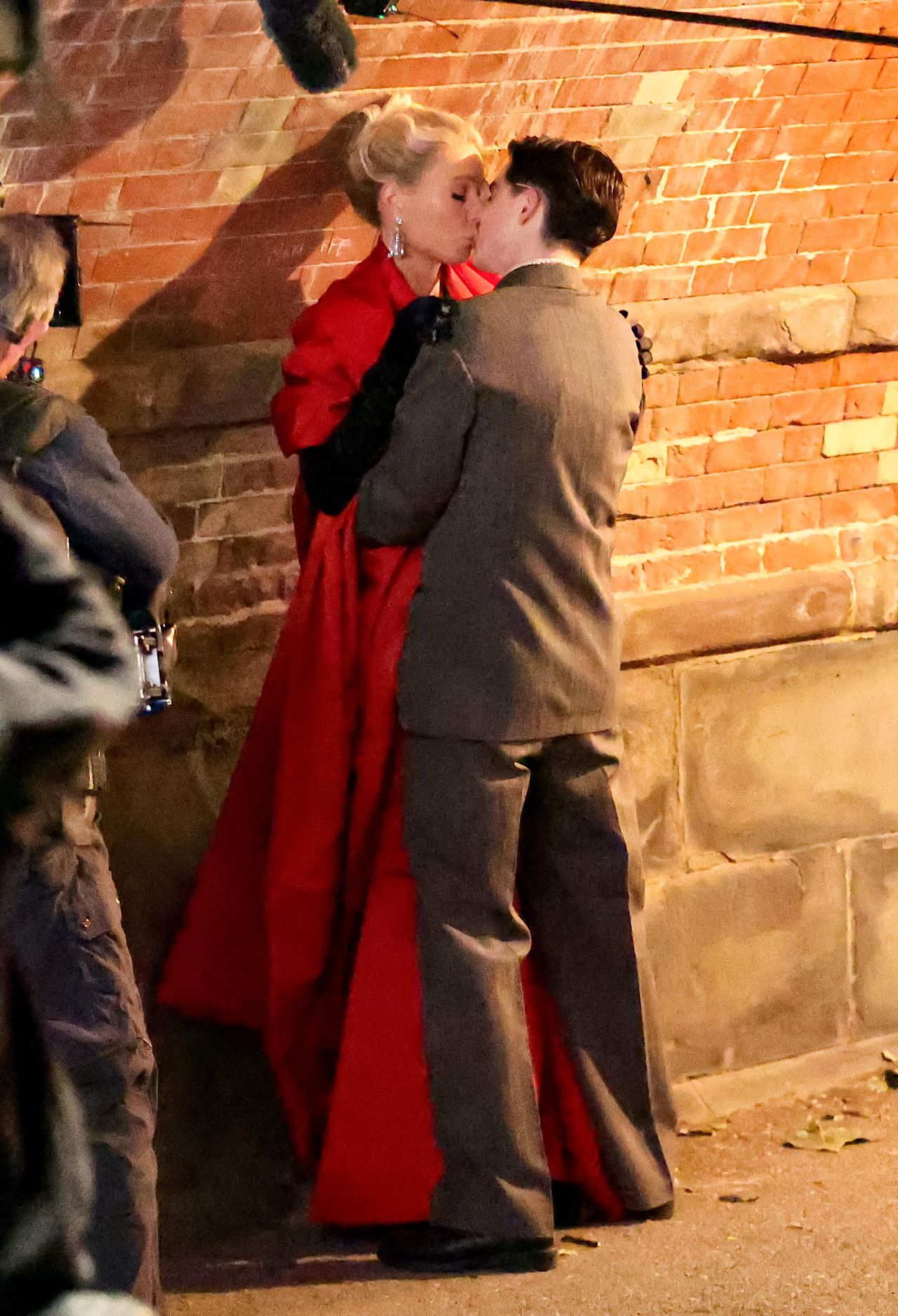 Il_ritorno_di_Gwyneth_Paltrow_al_cinema_con_Marty_Supreme_4jsRwEggrI - Confidenze24 Source: Jose Perez/Bauer-Griffin/GC Images via Getty Images - Getty Images - Gwyneth Paltrow e Timothée Chalamet sul set di 'Marty Supreme'