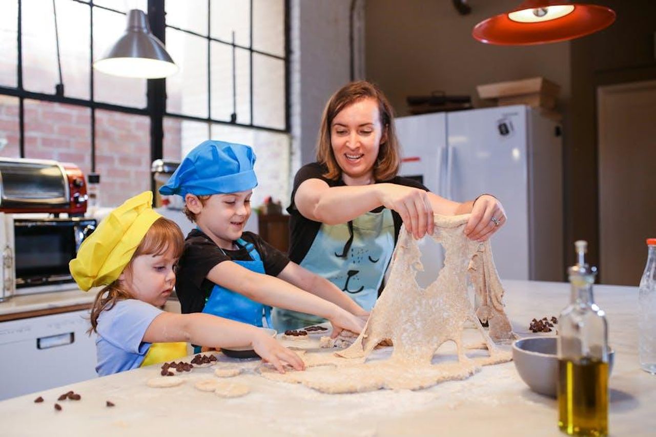Il_ritorno_di_Meghan_Markle_e_il_suo_show_di_cucina_siWmDt3ISn - Confidenze24 Source: RDNE Stock project - pexels - A family enjoys baking chocolate chip cookies together in a bright kitchen.