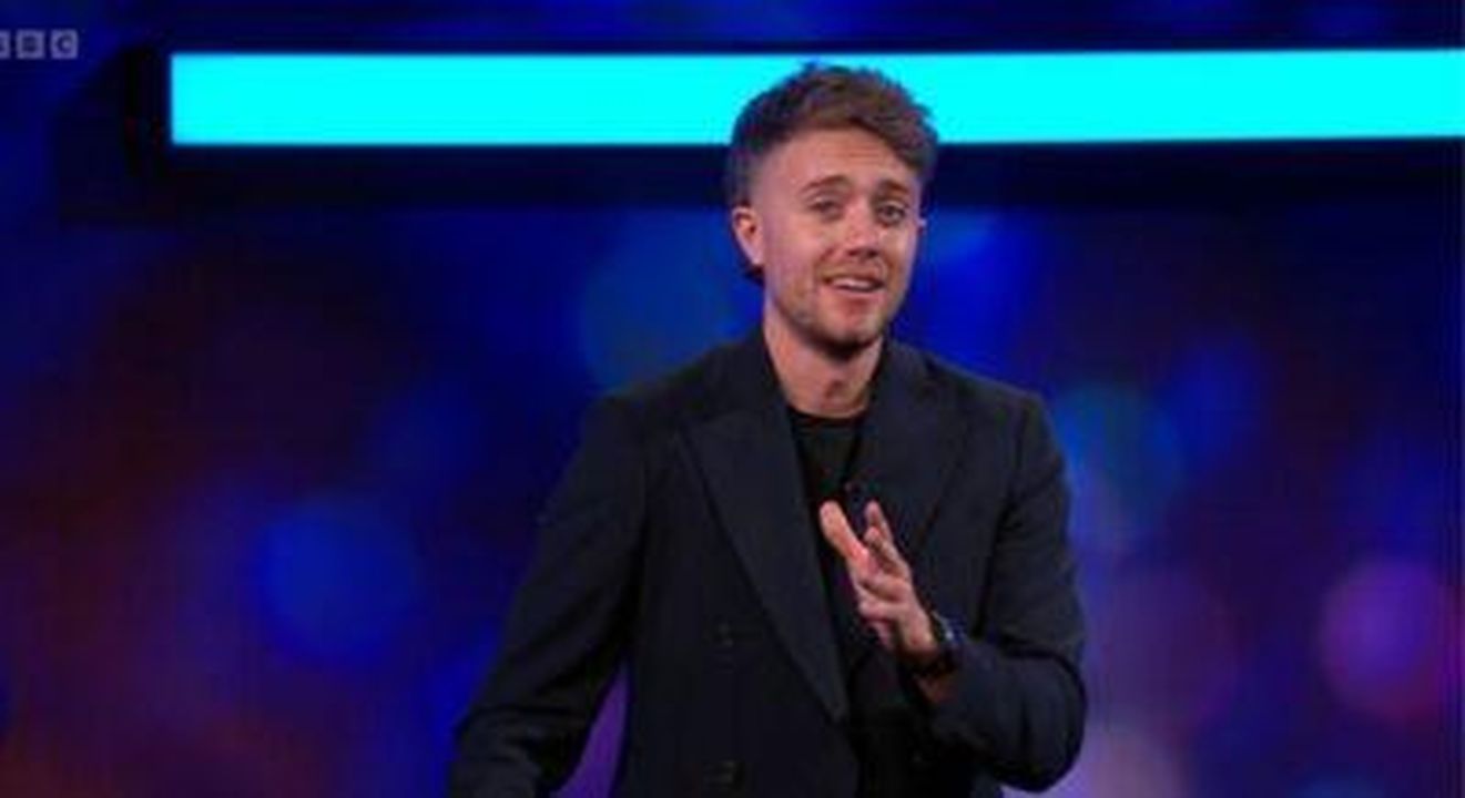 Il_ritorno_di_The_Finish_Line_per_la_terza_stagione_hBMWR8qo8b - Confidenze24 Source: BBC - - Roman Kemp mentre conduce The Finish Line