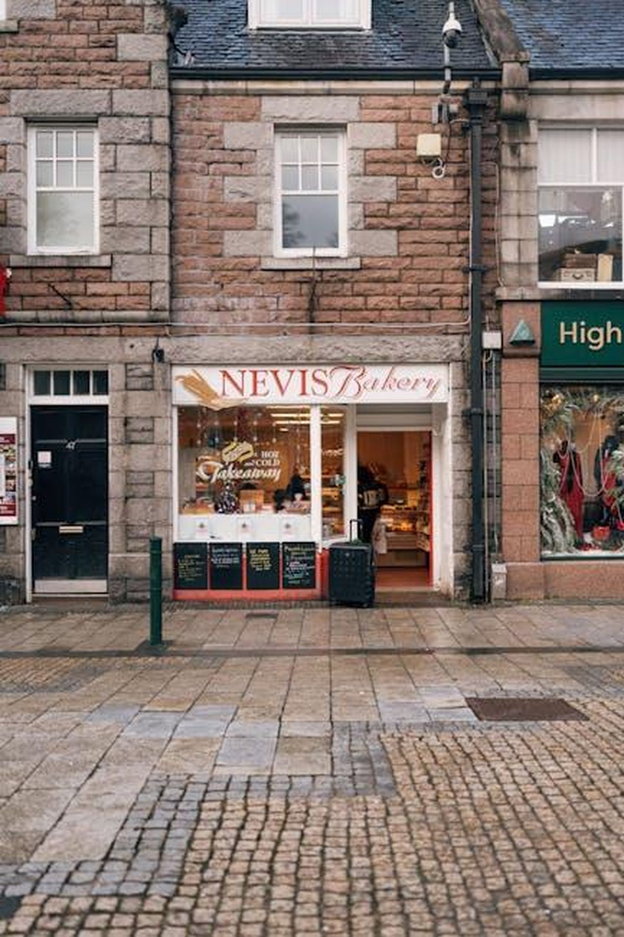 Il_ruolo_della_stampa_britannica_VO8hrz5Akc - Confidenze24 Source: Gül Işık - pexels - Front view of Nevis Bakery, showcasing cozy street scene in Fort William, Scotland.