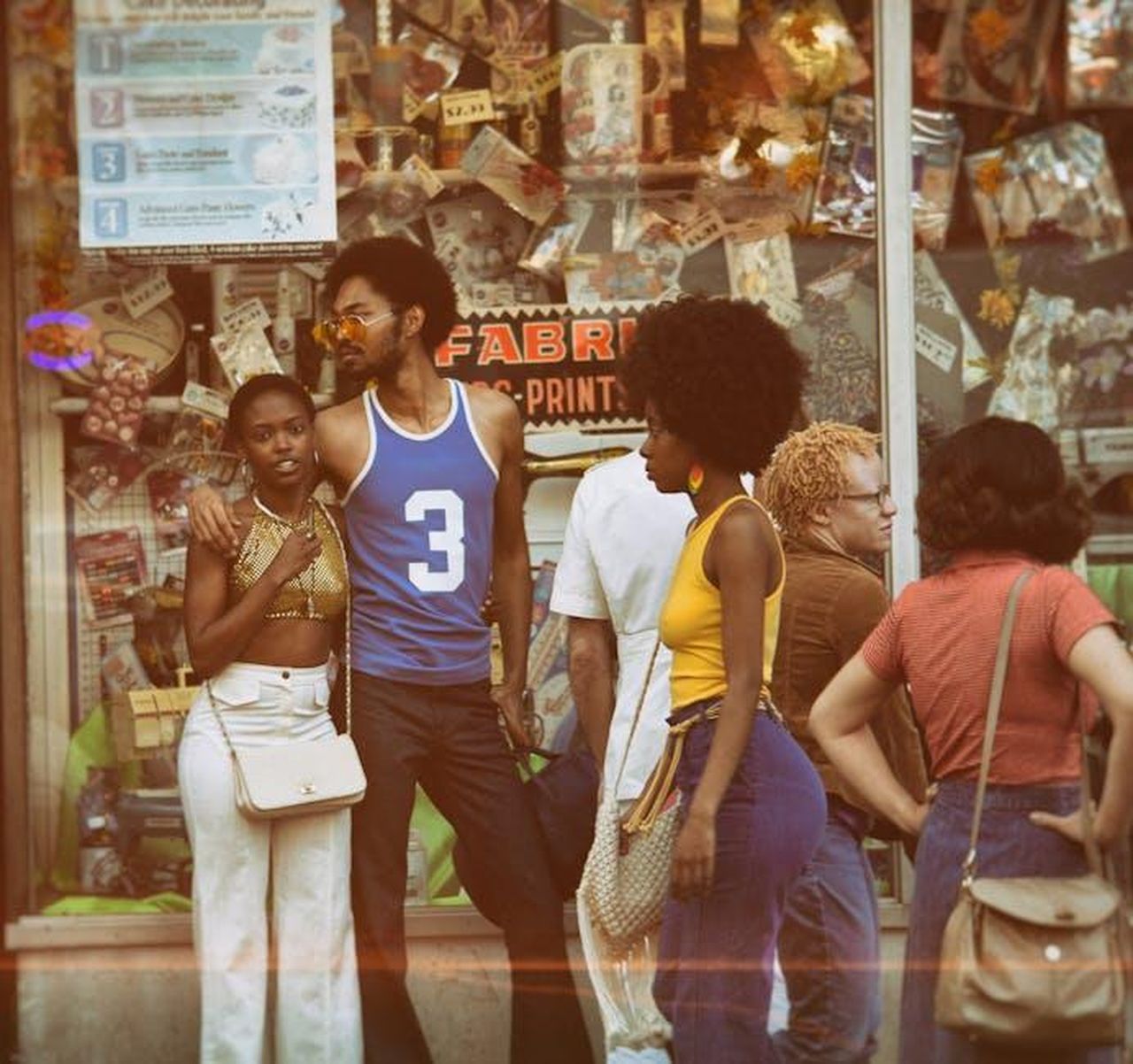 Il_ruolo_di_Bettina_nella_scena_sociale_oIlMPtjpJE - Confidenze24 Source: Collis - pexels - Vintage style group outside a shop in Brooklyn, capturing fashion and atmosphere of the era.