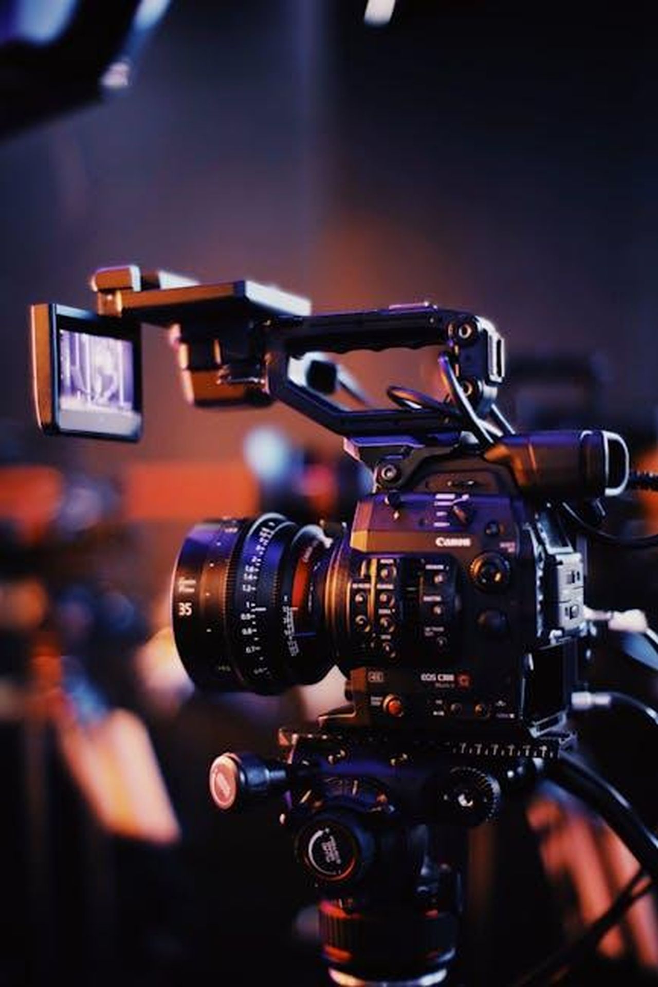 Il_ruolo_di_Inez_e_la_produzione_del_film_PfU9gVs0rg - Confidenze24 Source: Bruno Massao - pexels - Close-up of a professional video camera setup indoors, capturing high-quality footage.