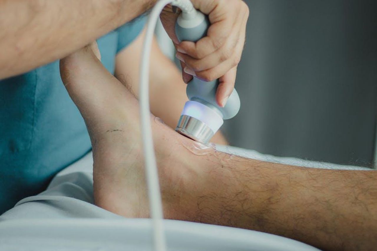Il_secondo_ricovero_di_Ant_0bmQUYdtt8 - Confidenze24 Source: Juan Manuel Montejano Lopez - pexels - Professional physiotherapist using ultrasound device for leg treatment.