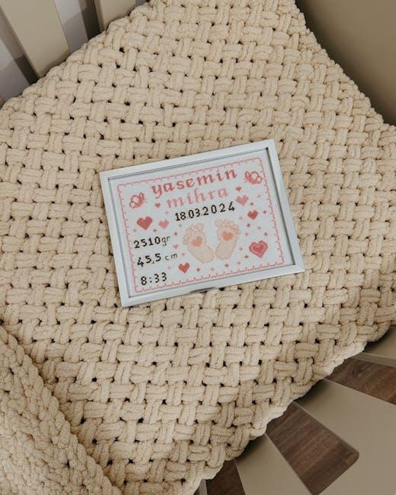 Il_significato_del_nome_adorabile_della_bambina_di_Michelle_e_Mark_ancsP8GINF - Confidenze24 Source: Tuba Miray - pexels - Cute handmade baby birth frame with embroidery, perfect for nursery decor.