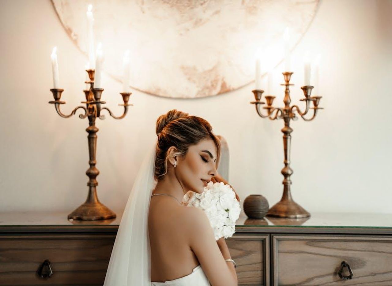 Il_significato_della_canzone_Blade_of_Grass_u9paNmd6mY - Confidenze24 Source: alirezamani wedding team - pexels - beautiful bride with her bouquet