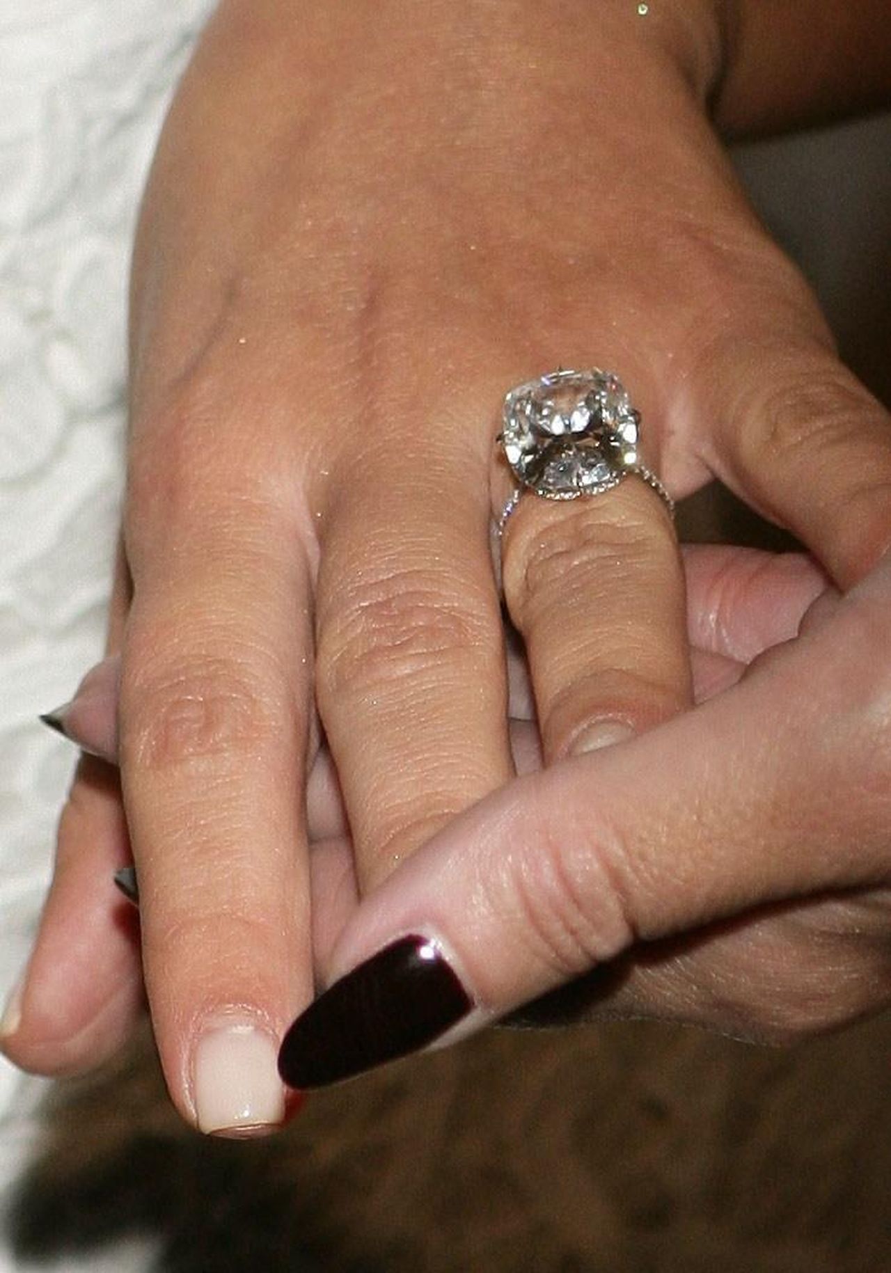 Il_significato_dellanello_di_fidanzamento_Q7oGbv6tXF - Confidenze24 Source: James Atoa/Everett Collection - SheKnows - Anello di fidanzamento di Kim Kardashian progettato da Lorraine Schwartz
