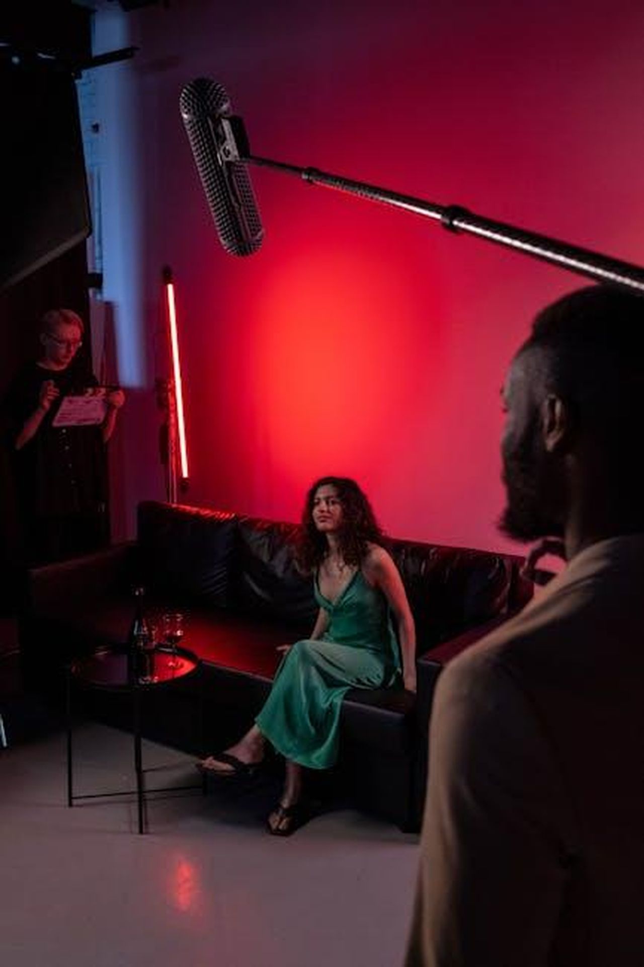 Il_sogno_di_Ella_Stiller_di_recitare_zqPNyQmOGN - Confidenze24 Source: Ron Lach - pexels - Inside a film studio with actors rehearsing on a red-lit set.