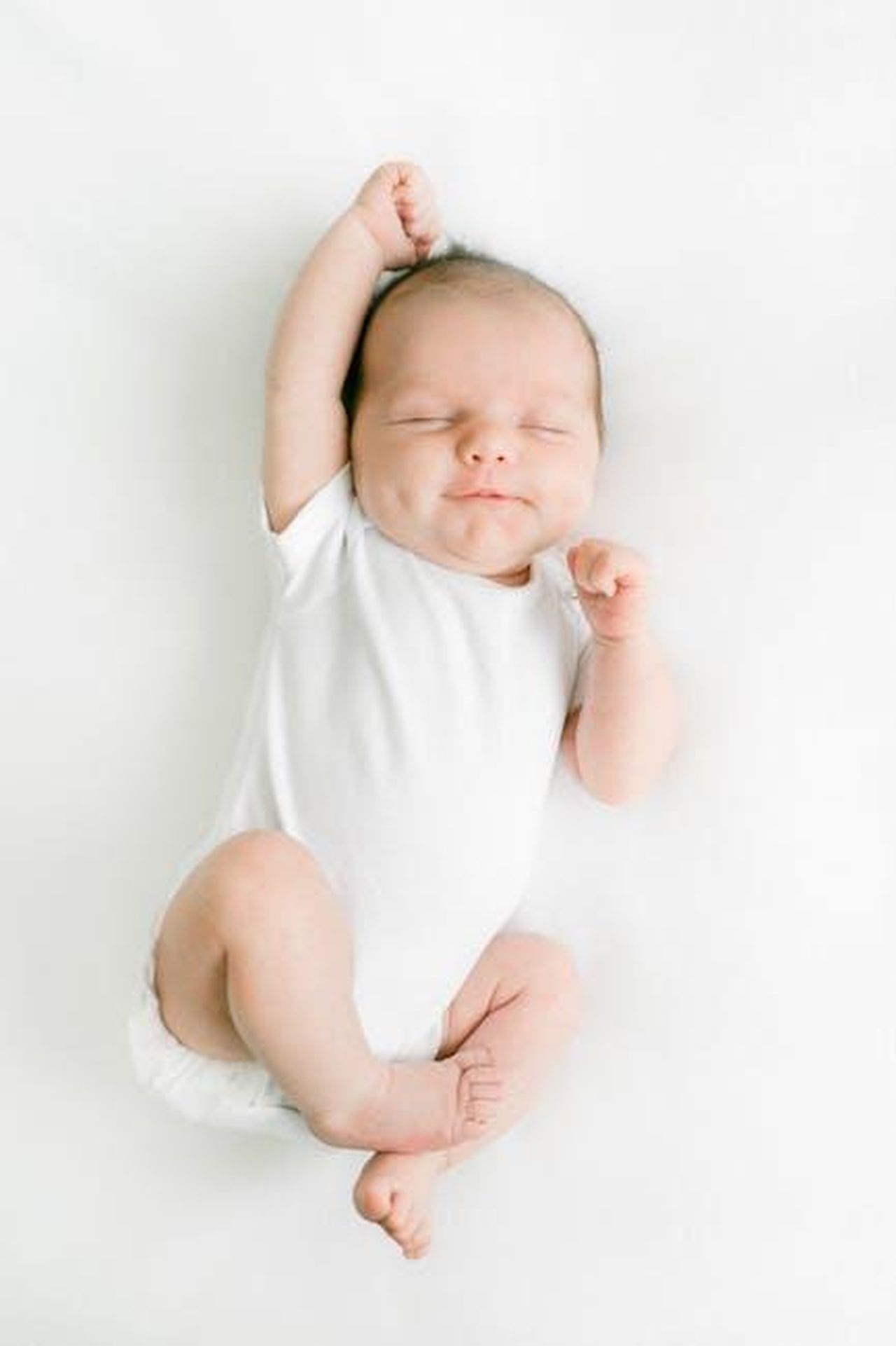 Il_sonno_dei_bambini_una_lotta_o_una_dolcezza_Wots3TSKX4 - Confidenze24 Source: Goda Morgan - pexels - Adorable baby peacefully sleeping on a white background in a relaxed pose.