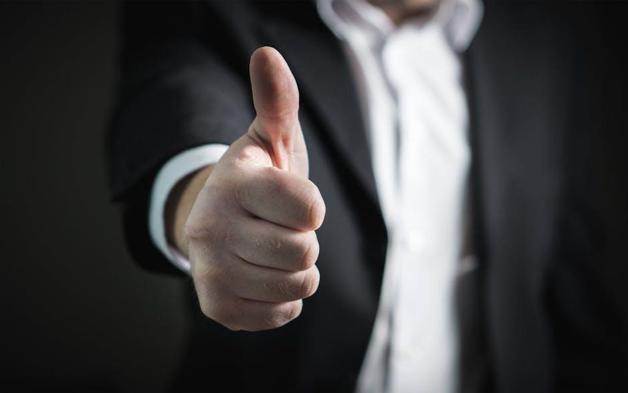 Il_successo_della_stagione_1_di_Paradise_mfjCQ72l3b - Confidenze24 Source: Pixabay - pexels - A close-up of a man's thumbs up gesture, symbolizing success and agreement.