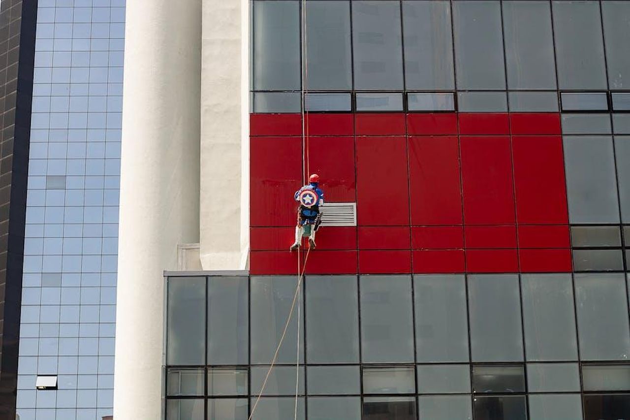 Il_successo_di_Captain_America_Brave_New_World_j5CmAehVg7 - Confidenze24 Source: Uriel Marques - pexels - A window cleaner dressed as a superhero cleans a skyscraper in São Paulo, creating a unique urban scene.