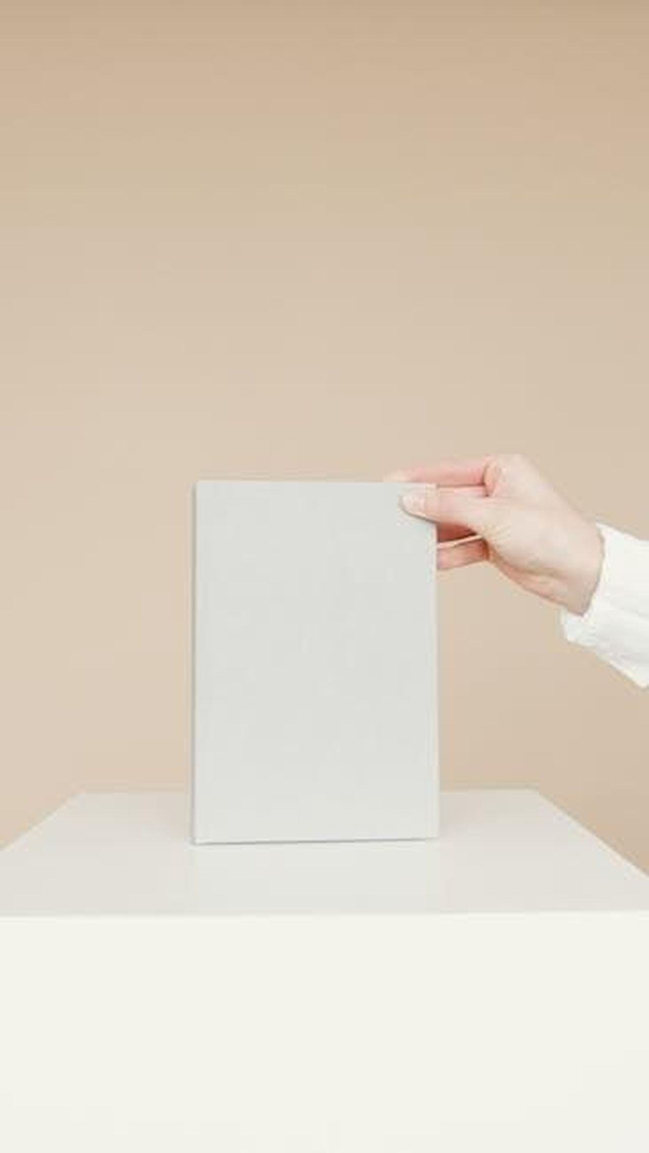 Il_suo_nome_e_il_suo_significato_Nbs7wwEVjA - Confidenze24 Source: Artem Podrez - pexels - Simple minimalist image of a blank book being held by a person's hand, ideal for branding.