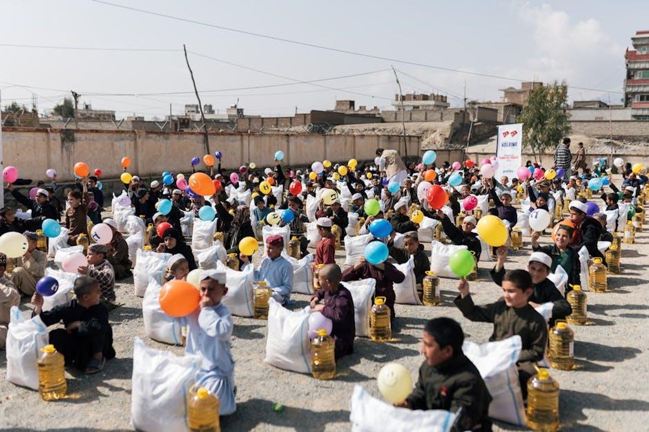 Il_supporto_dei_Sussex_xhPKIvcran - Confidenze24 Source: Faruk Tokluoğlu - pexels - Children gather with balloons and supplies during a daytime event in Afghanistan.