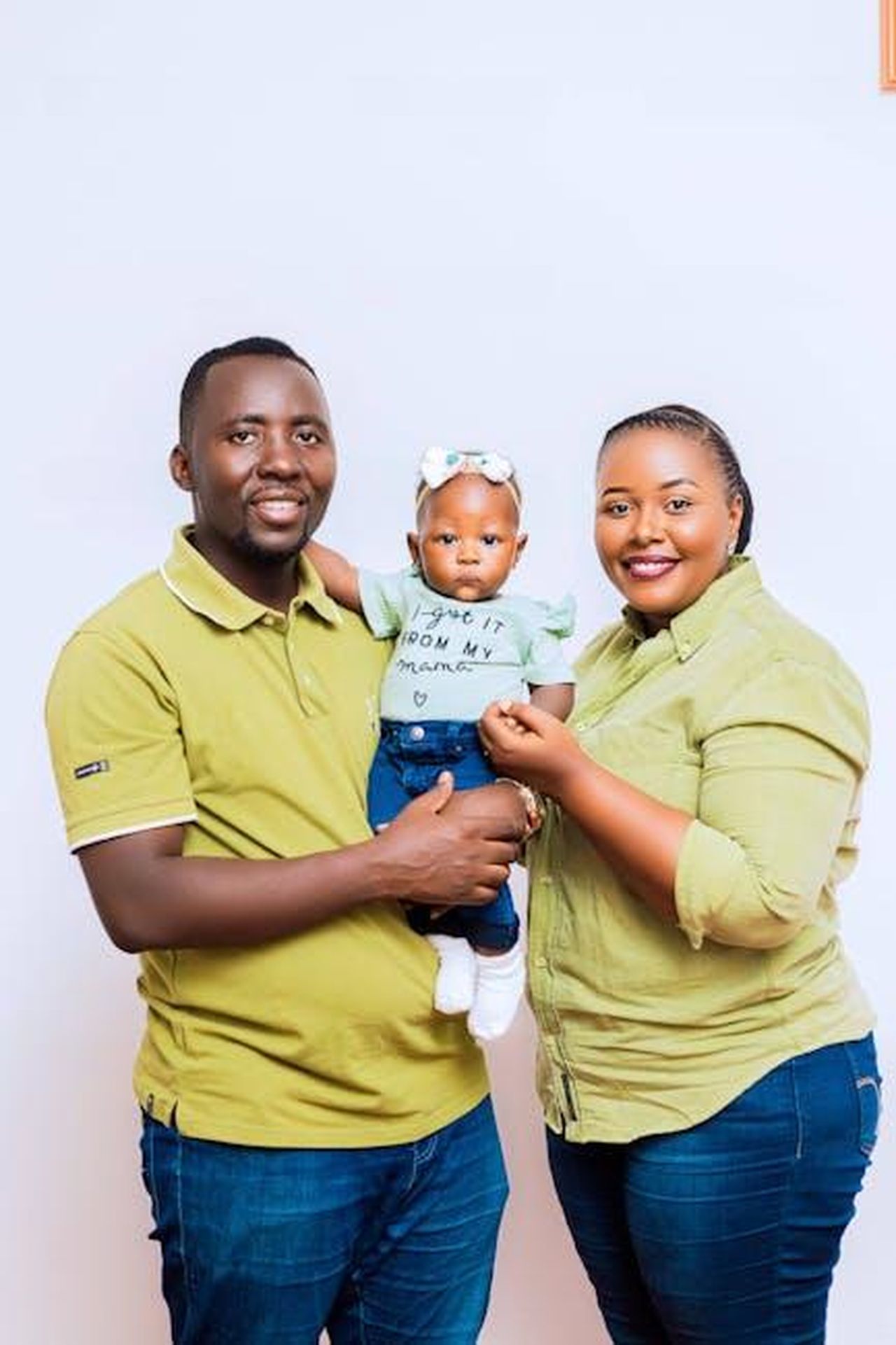 Il_supporto_della_famiglia_e_il_passato_di_Normani_zSX20fnY0D - Confidenze24 Source: Safari Consoler - pexels - Smiling family portrait featuring parents holding their baby wearing casual matching outfits.