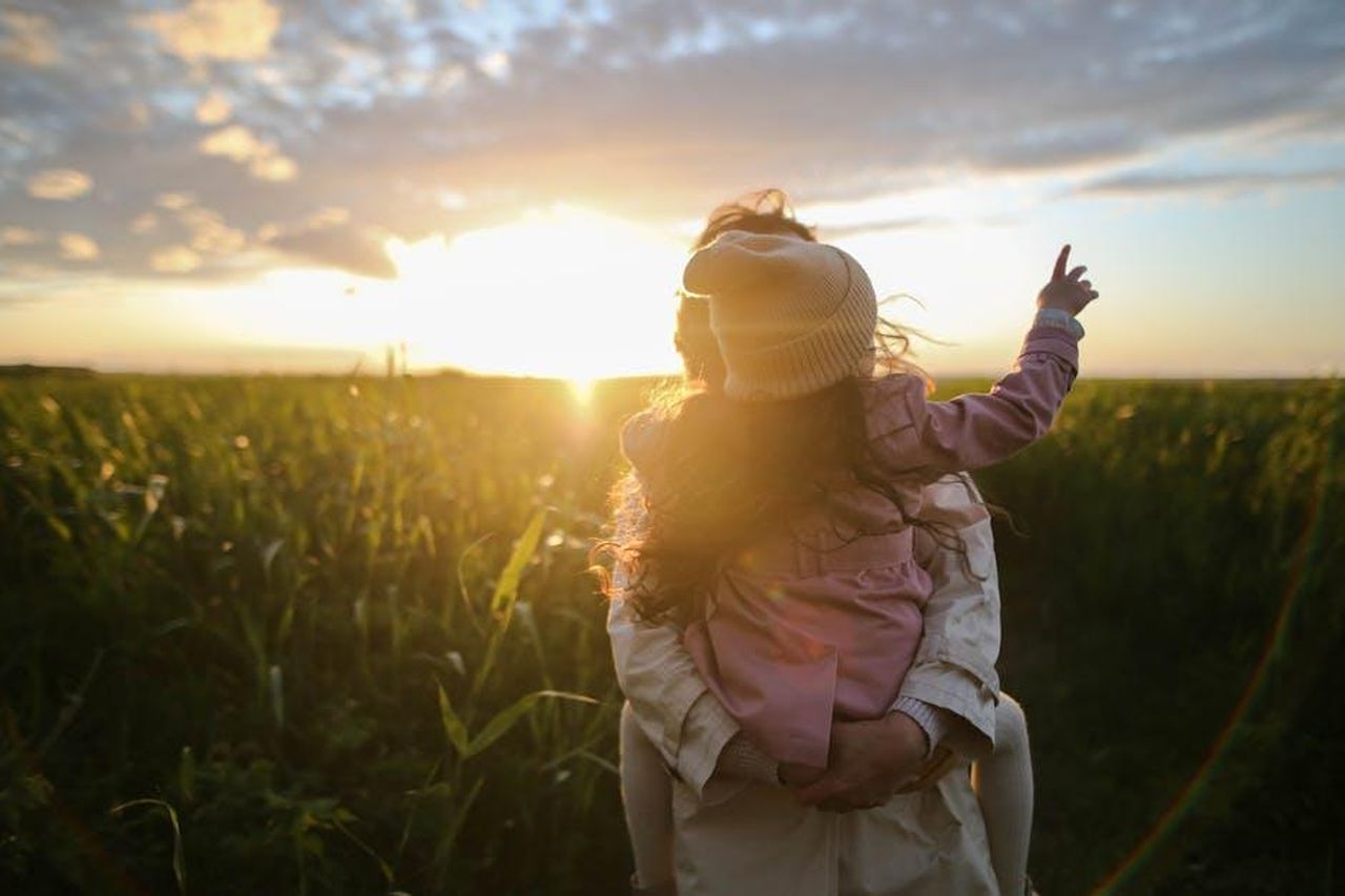 Il_supporto_di_Denise_per_sua_figlia_Sami_8pZlm4Fsrv - Confidenze24 Source: Daria Obymaha - pexels - A mother and daughter embrace and point at the sunset in a grassy field.