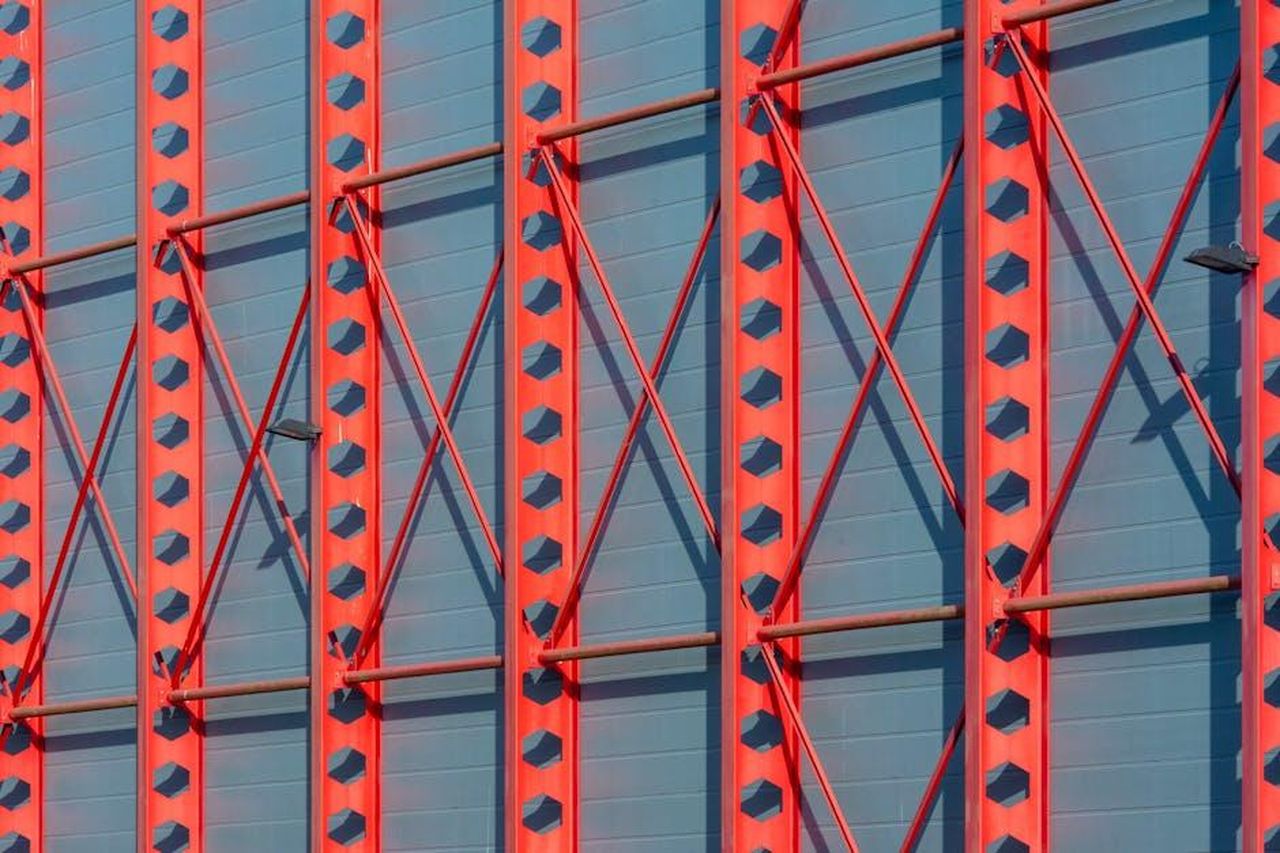 Il_supporto_di_Kim_Kardashian_e_dei_fan_9FlNf7Up7L - Confidenze24 Source: Jan van der Wolf - pexels - Close-up of a vibrant red and blue industrial construction with geometric patterns and strong lines.