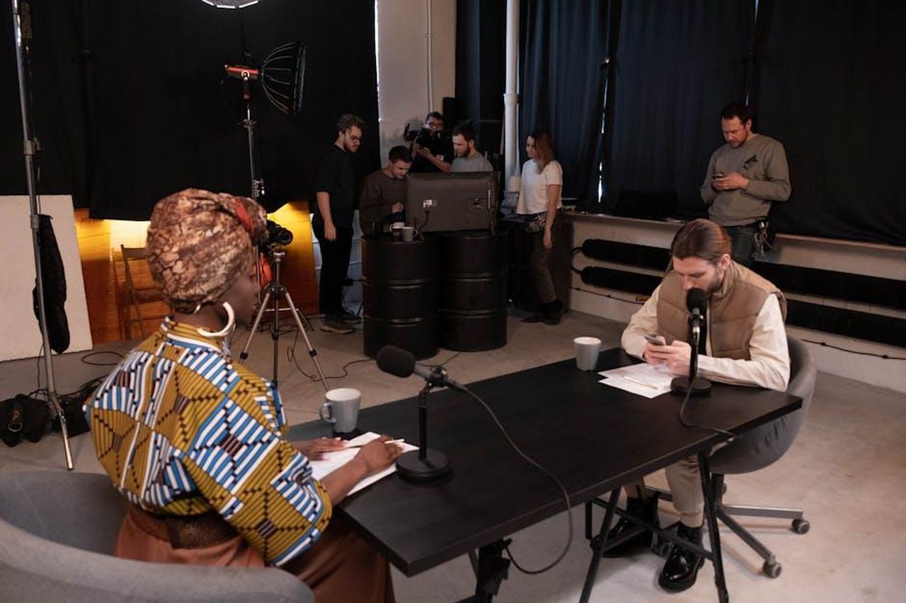 Il_supporto_di_Lemonada_Media_per_Meghan_Markle_B0p1IetRTJ - Confidenze24 Source: cottonbro studio - pexels - Diverse team in a studio setting recording a podcast with professional equipment.
