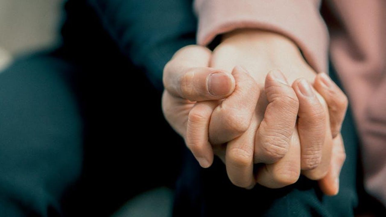 Il_supporto_incondizionato_di_Faith_Hill_tAYVkLohbe - Confidenze24 Source: Sơn Bờm - pexels - A close-up photo capturing two adult hands holding each other, symbolizing love and support.