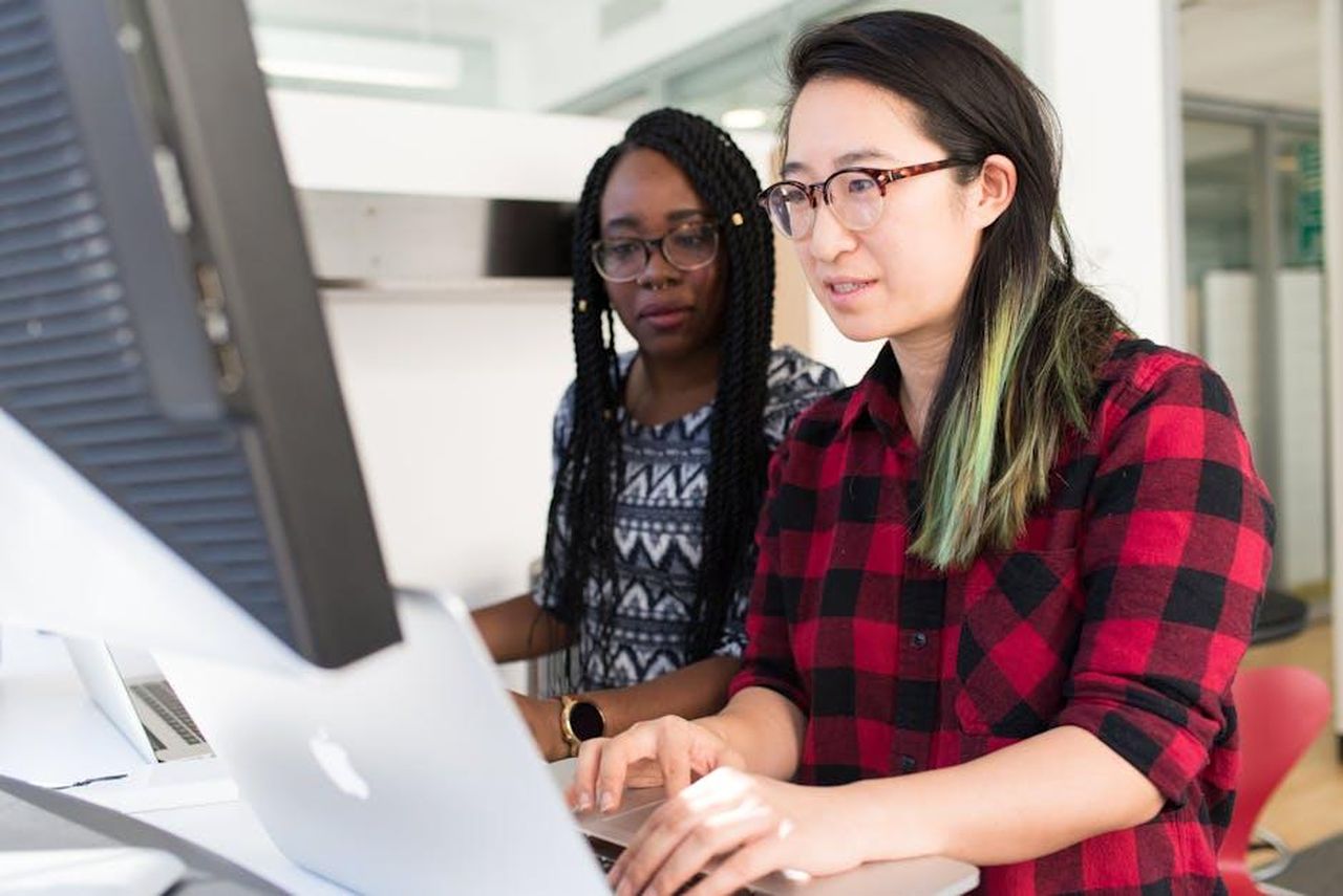 Il_supporto_reciproco_di_Ryan_e_Keith_kbrHg8wzTR - Confidenze24 Source: Christina Morillo - pexels - Two women working on a computer project together in an office setting.
