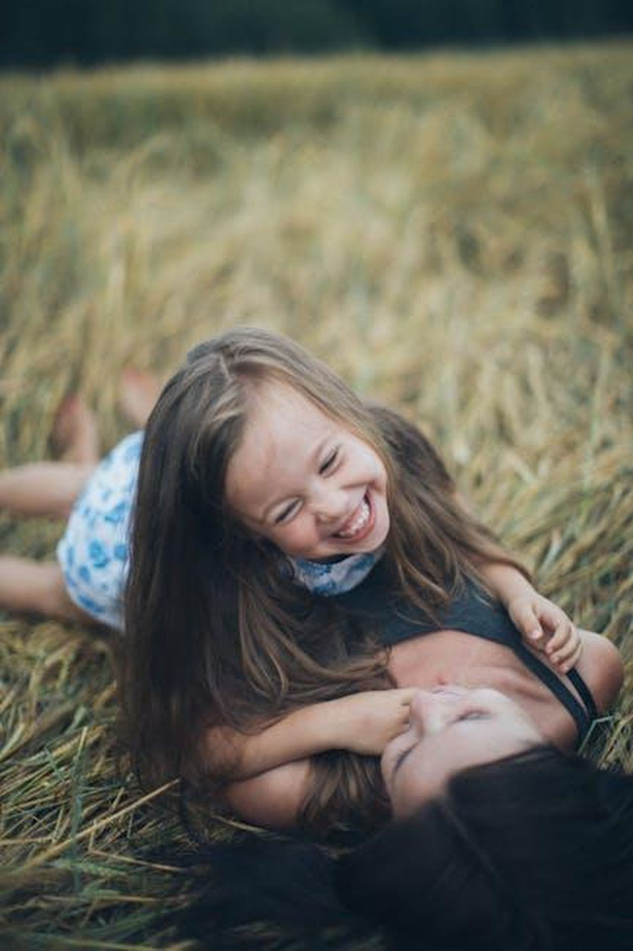 Il_supporto_tra_mamme_D7w9p34gnh - Confidenze24 Source: Elina Sazonova - pexels - A joyful mother and daughter sharing a playful moment in a sunlit summer field.