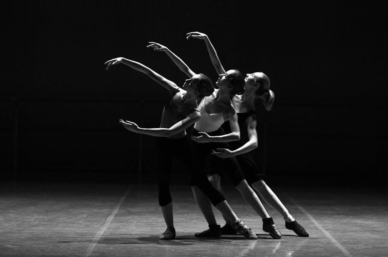 Il_talento_di_Shiloh_come_ballerina_ShqWxZz4vK - Confidenze24 Source: Pixabay - pexels - Three female ballerinas perform a synchronized dance on stage in dramatic lighting.