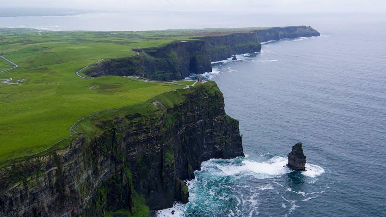 Il_trasferimento_di_Rosie_ODonnell_in_Irlanda_9BzGCRI06z - Confidenze24 Source: Kelly - pexels - Stunning aerial view of the Cliffs of Moher, County Clare, Ireland with lush green landscapes and ocean waves.