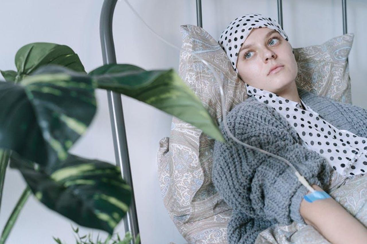 Il_trattamento_ha_smesso_di_funzionare_nel_2024_KS0BbscdiP - Confidenze24 Source: Ivan Samkov - pexels - Young woman in hospital bed receiving cancer treatment, reflecting resilience.