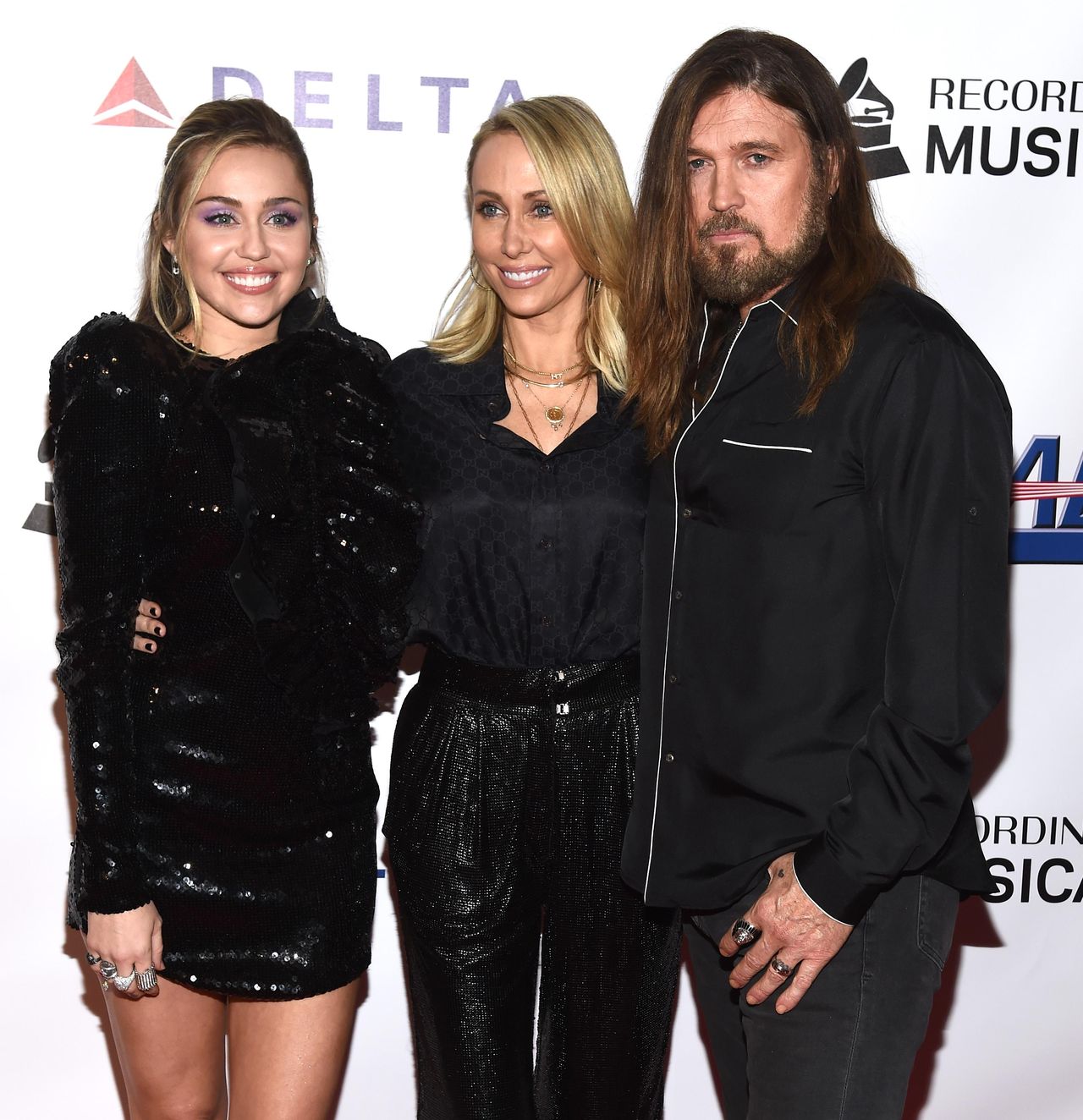 Il_tributo_di_Billy_Ray_alle_sue_figlie_3XlIk1nYNW - Confidenze24 Source: Penske Media - - Miley Cyrus, Tish Cyrus e Billy Ray Cyrus