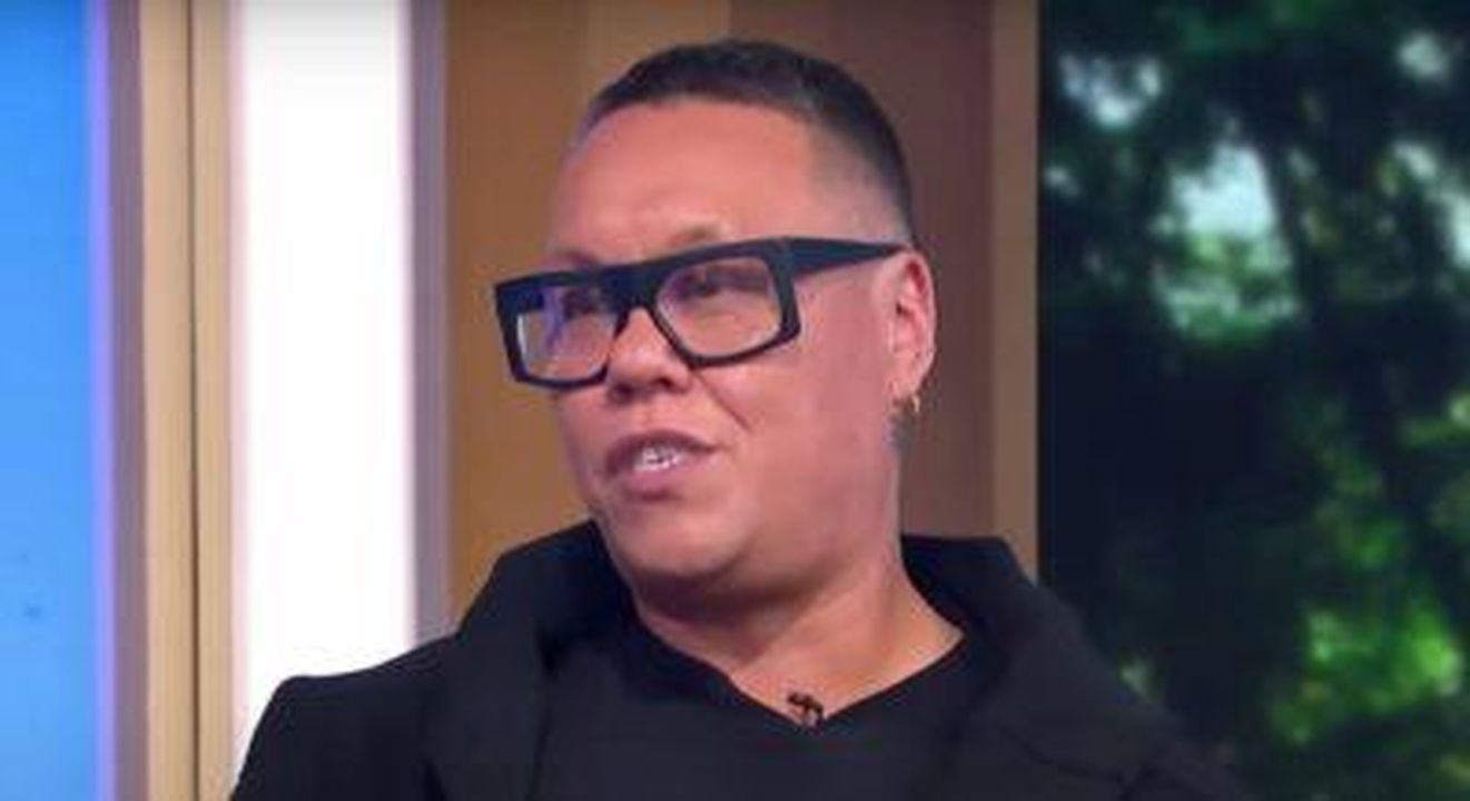 Il_tributo_di_Gok_per_il_compleanno_di_Alison_TtAEIeksTd - Confidenze24 Source: YouTube - - Gok Wan parla della sua amica