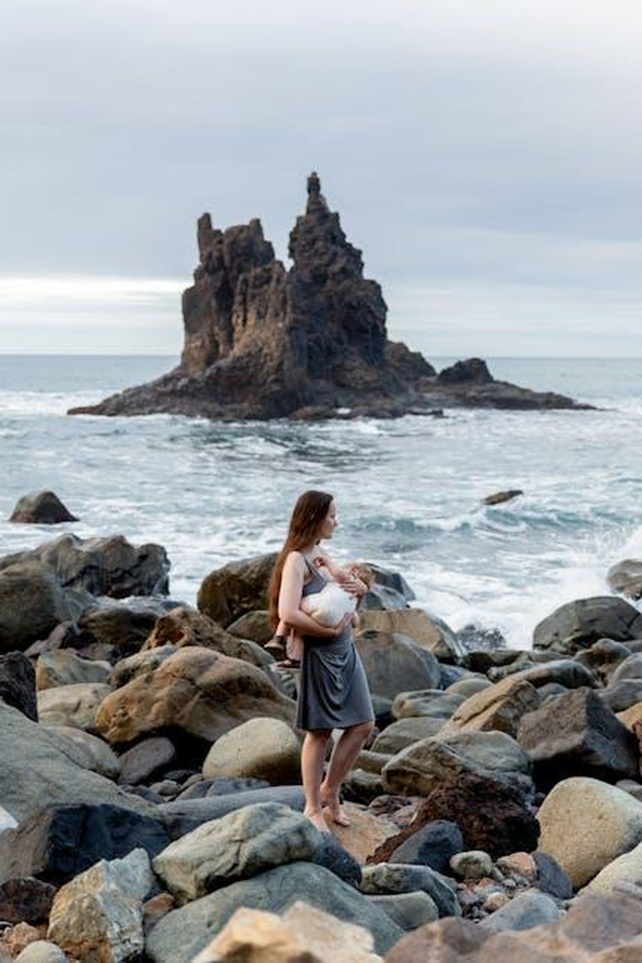 Il_tutore_di_Wendy_Williams_risponde_alle_affermazioni_dei_media_B12Mp2xrSR - Confidenze24 Source: Tatiana Syrikova - pexels - Side view of woman breastfeeding of cute infant child while resting on stone coast against wavy ocean with rocks