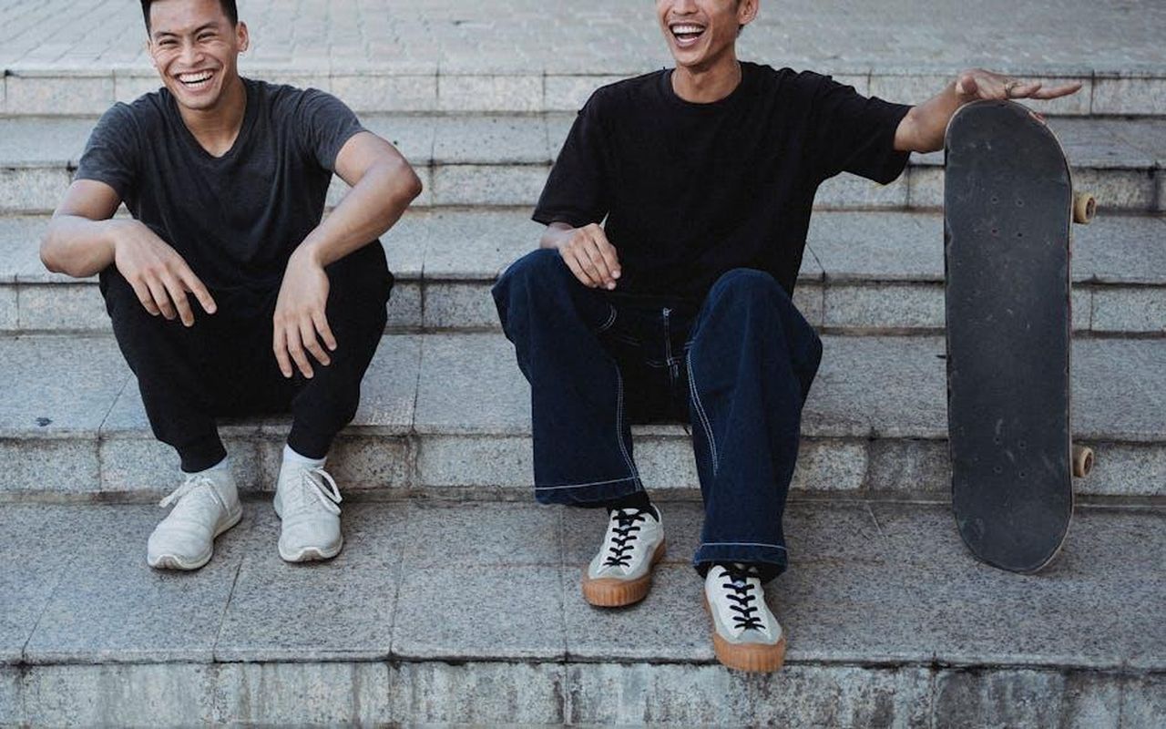 Il_vero_motivo_per_cui_Frankie_ha_sposato_Wayne_aoBivP4Csr - Confidenze24 Source: Allan Mas - pexels - Two cheerful young men with a skateboard sitting on steps outdoors.
