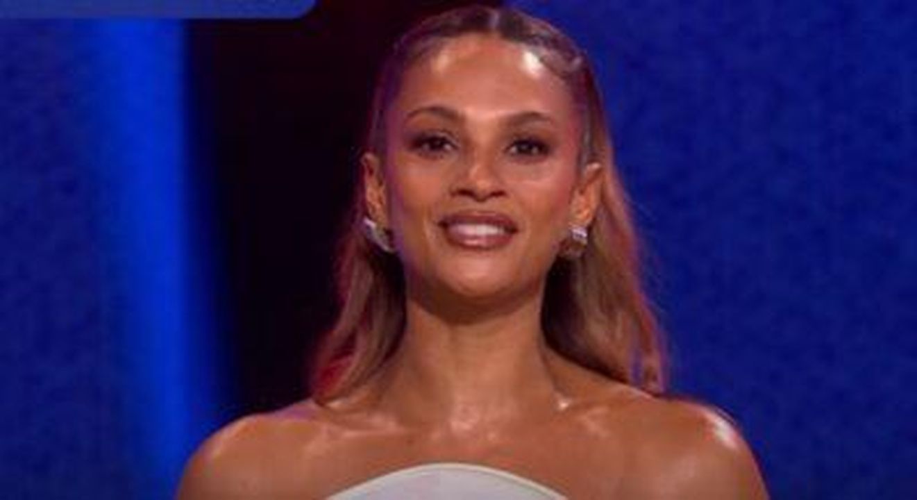 Il_vestito_bianco_di_Alesha_suscita_opinioni_4WKxRBulWT - Confidenze24 Source: BBC - - Alesha Dixon sorridente