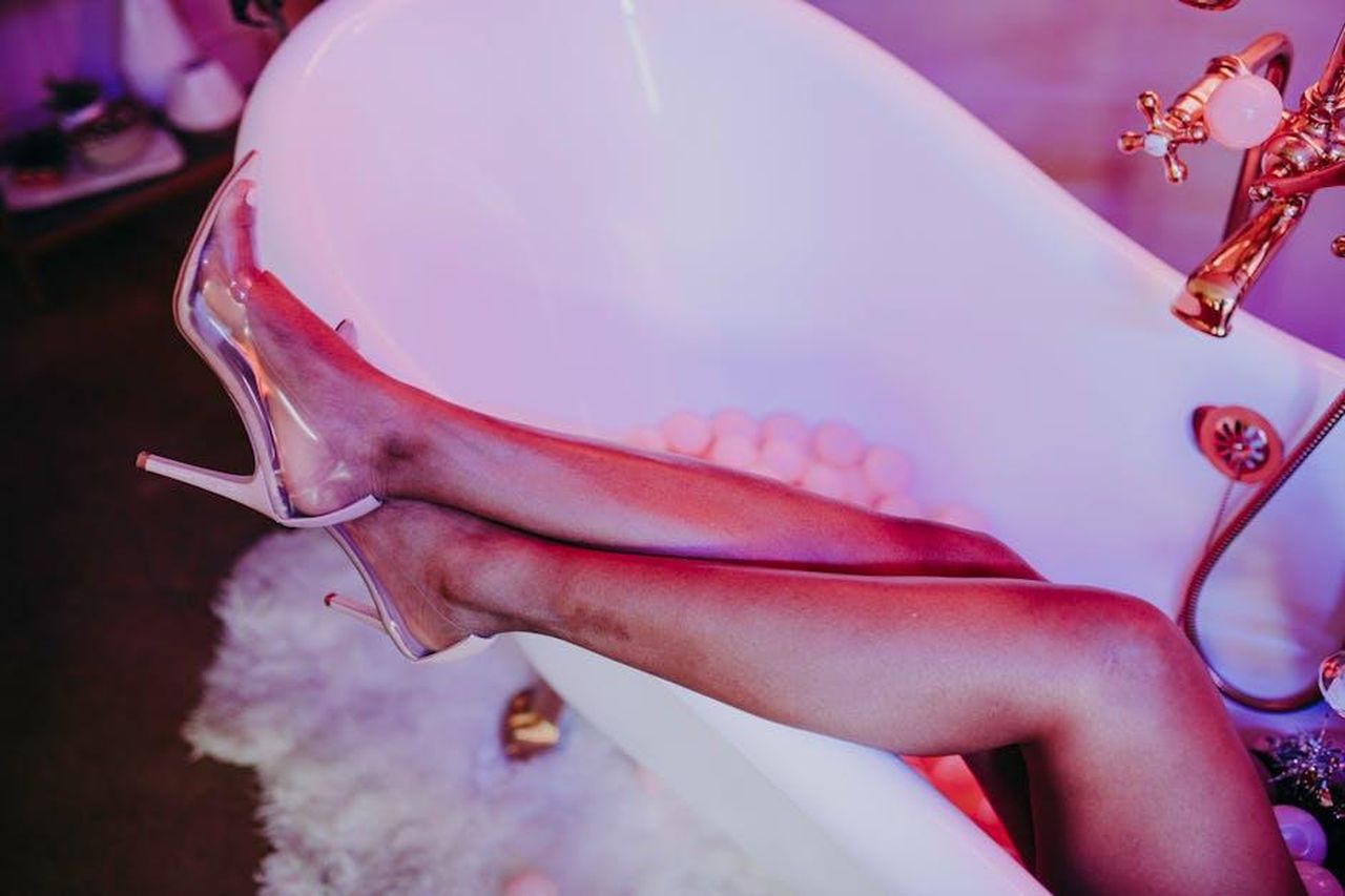 Il_video_adorabile_di_Paris_Hilton_con_i_suoi_bambini_x1zz0zuk73 - Confidenze24 Source: RDNE Stock project - pexels - Trendy high heels and relaxed legs in a stylish bathtub setting. Modern luxury vibe.