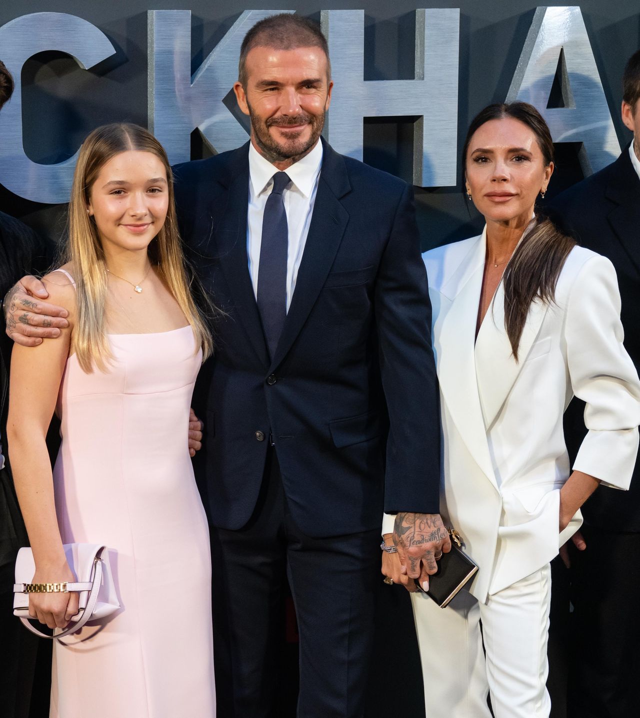 Il_video_di_David_e_Harper_in_cucina_N89EPqOmUj - Confidenze24 Source: Samir Hussein/WireImage - WireImage - David Beckham, Harper Beckham e Victoria Beckham al Netflix 'Beckham' UK Premiere