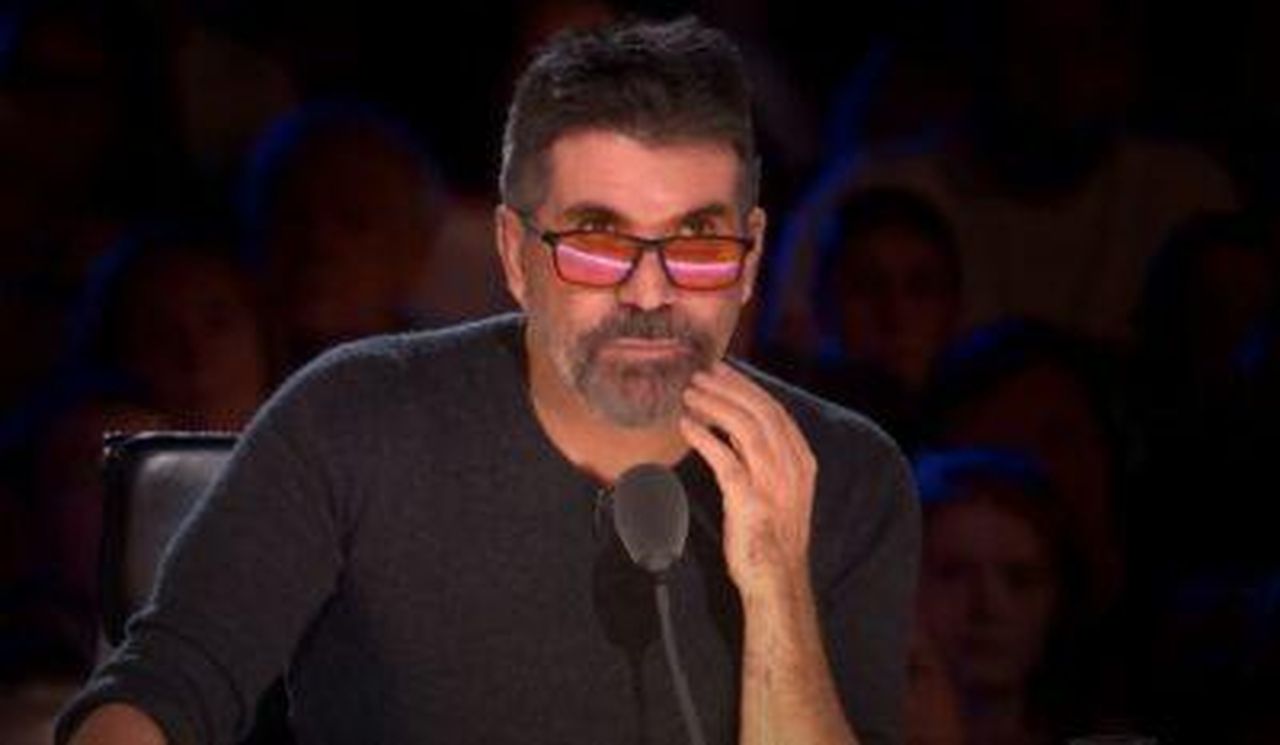 Il_video_di_Simon_Cowell_suscita_preoccupazione_nBbX6rIH6L - Confidenze24 Source: Britain’s Got Talent/YouTube - - Simon Cowell giudica Britain's Got Talent